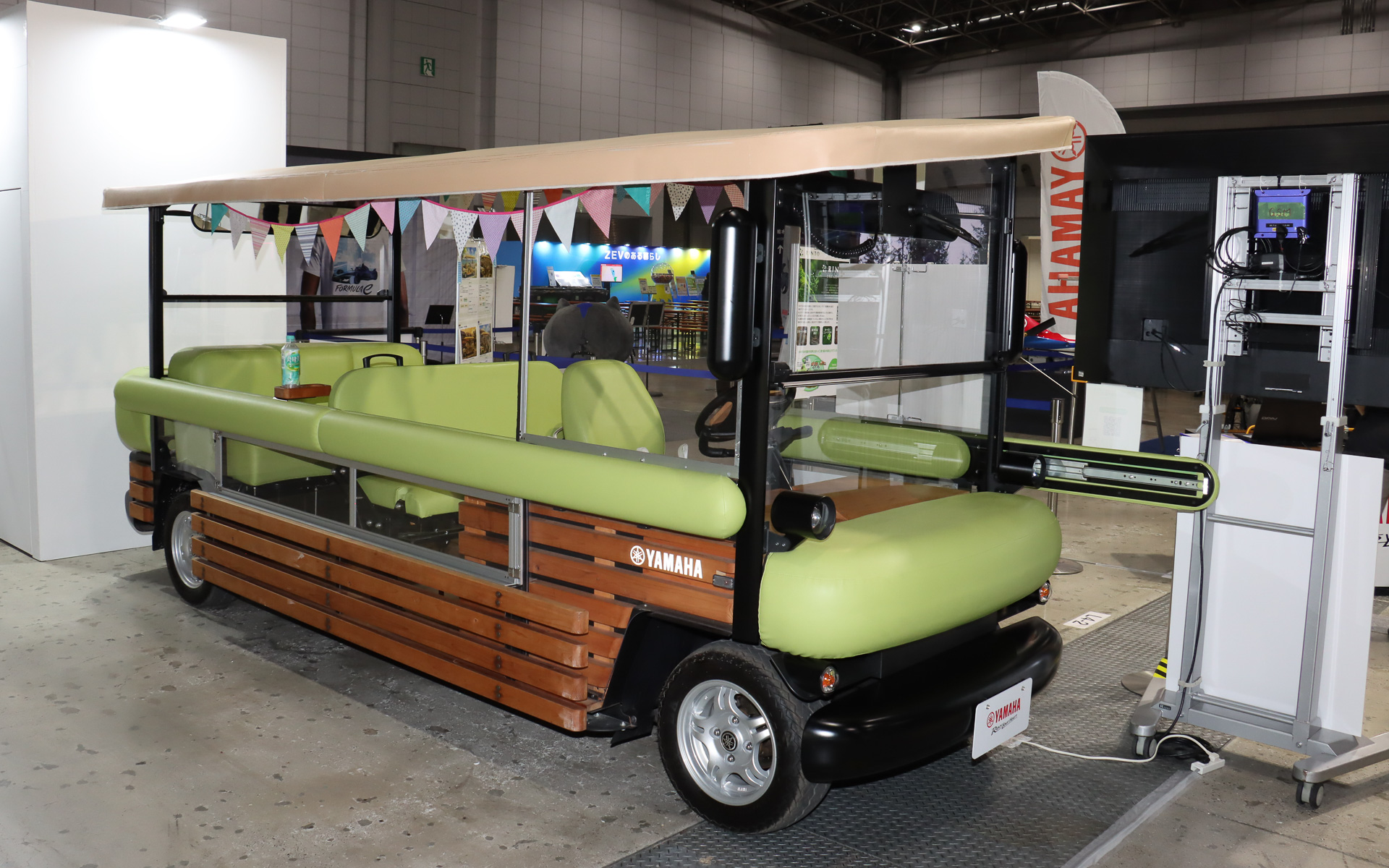 ゴルフカートをベースに開発したグリーンスローモビリティのプロトタイプ車両
