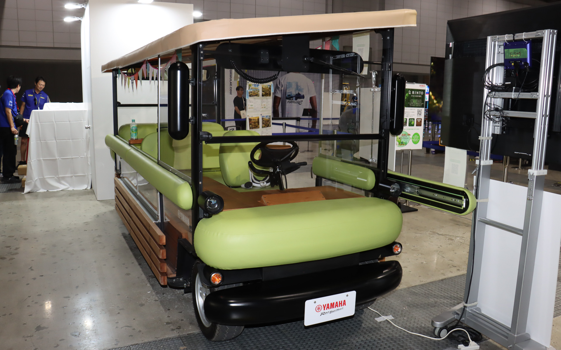 ゴルフカートをベースに開発したグリーンスローモビリティのプロトタイプ車両