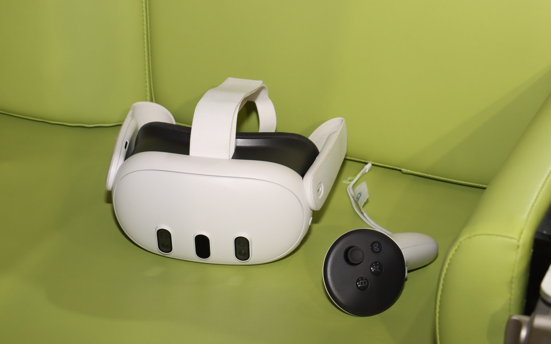 VRゴーグルを使い、この車両の利用シーンを紹介する試乗の疑似体験も用意された
