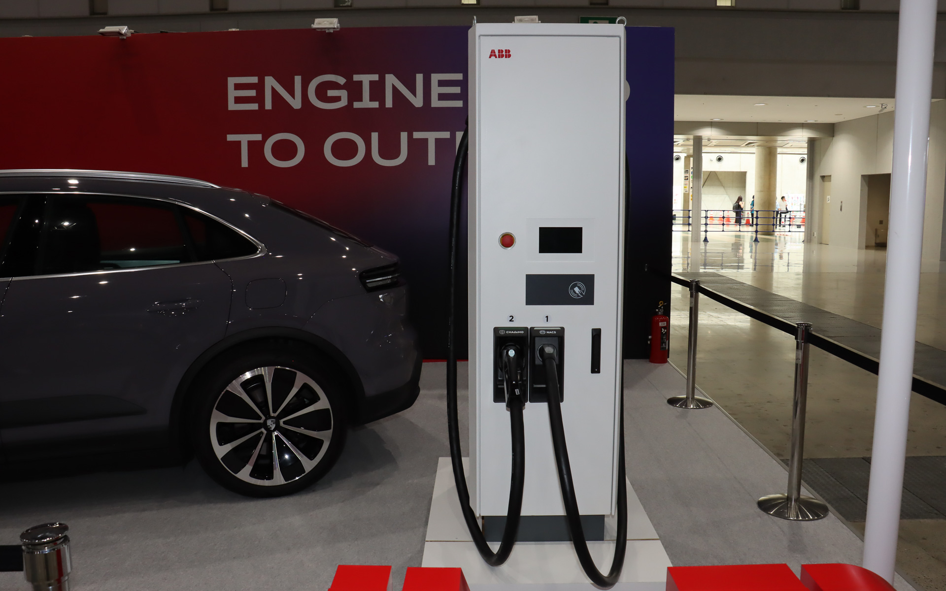 CHAdeMOとNACSの両規格に対応可能な急速充電器