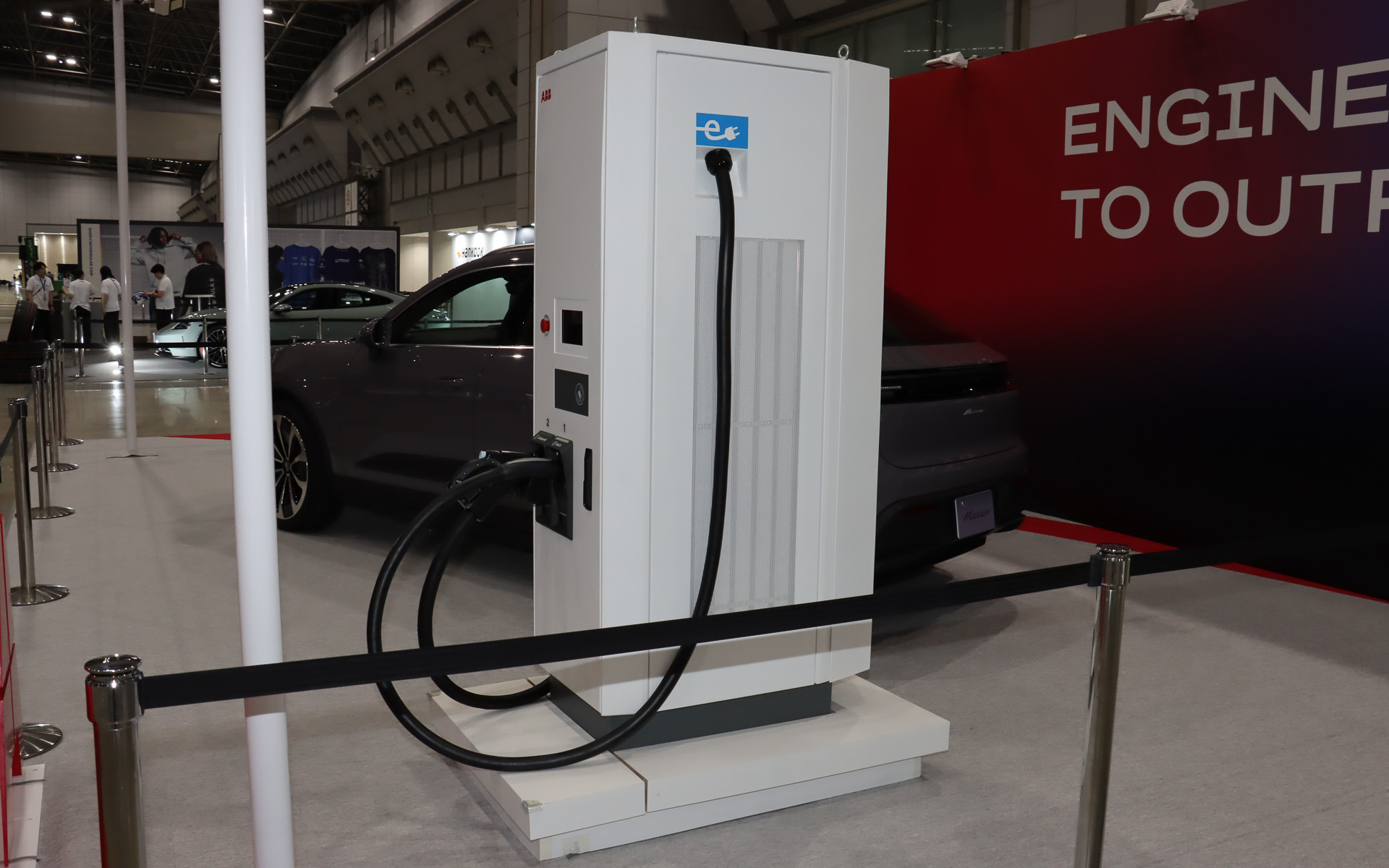 CHAdeMOとNACSの両規格に対応可能な急速充電器