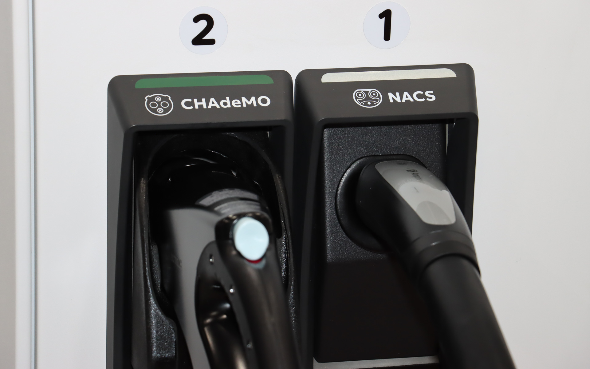 CHAdeMOとNACSの両規格に対応可能な急速充電器