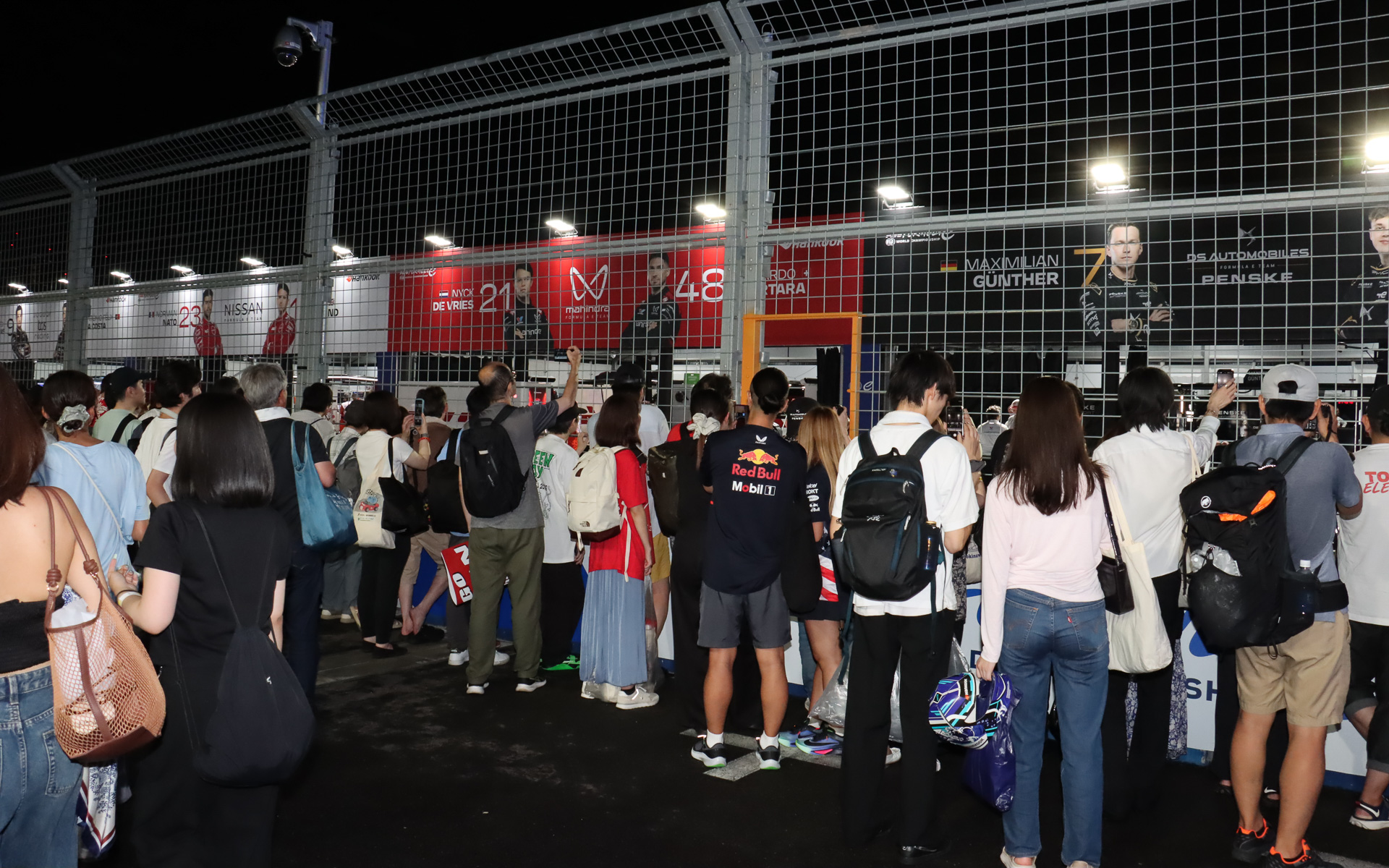 ピットの前には多くのファンが集まり、レーシングチームの撤収風景を見学。優勝したマヒンドラや日本チームである日産などが人気を集めていた
