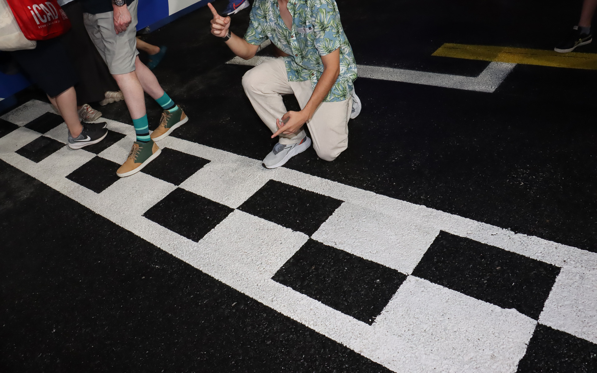 レースのために施されたスタートラインやグリッド、縁石などに加え、フォーミュラEマシンの力強さを物語るタイヤマークなどの記念撮影も楽しんでいた