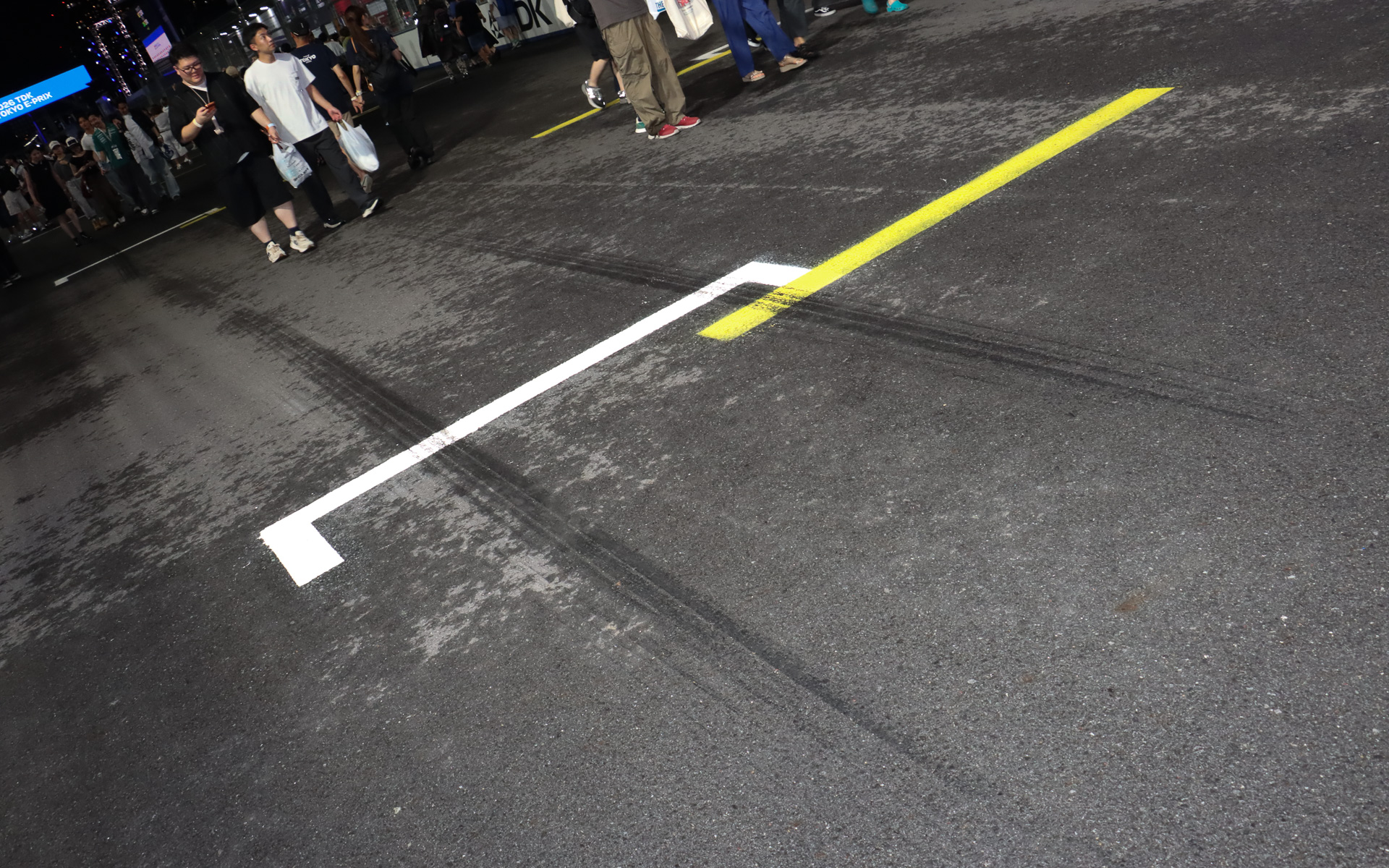 レースのために施されたスタートラインやグリッド、縁石などに加え、フォーミュラEマシンの力強さを物語るタイヤマークなどの記念撮影も楽しんでいた