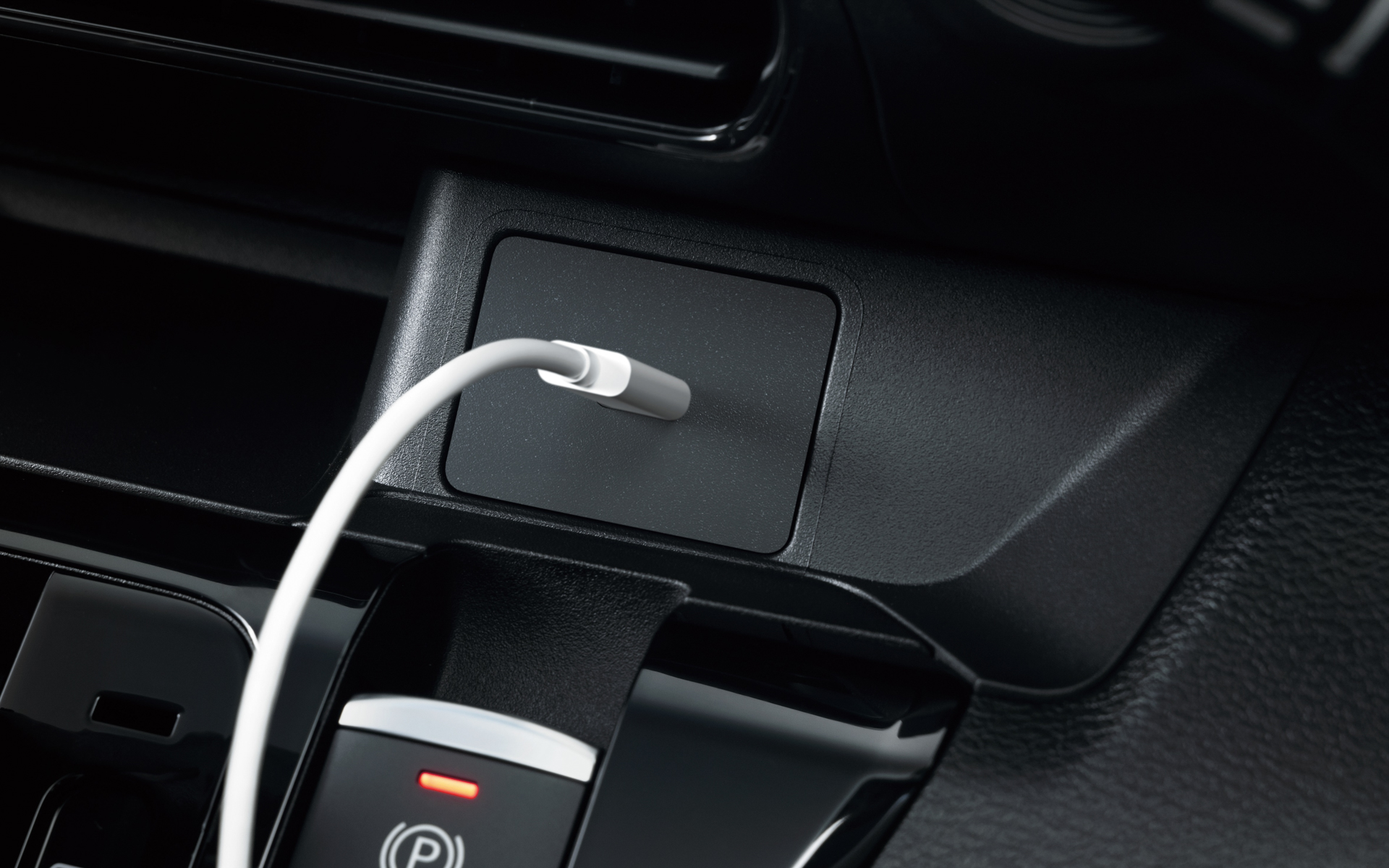 フロントの「USB Type-C電源ポート」を標準装備
