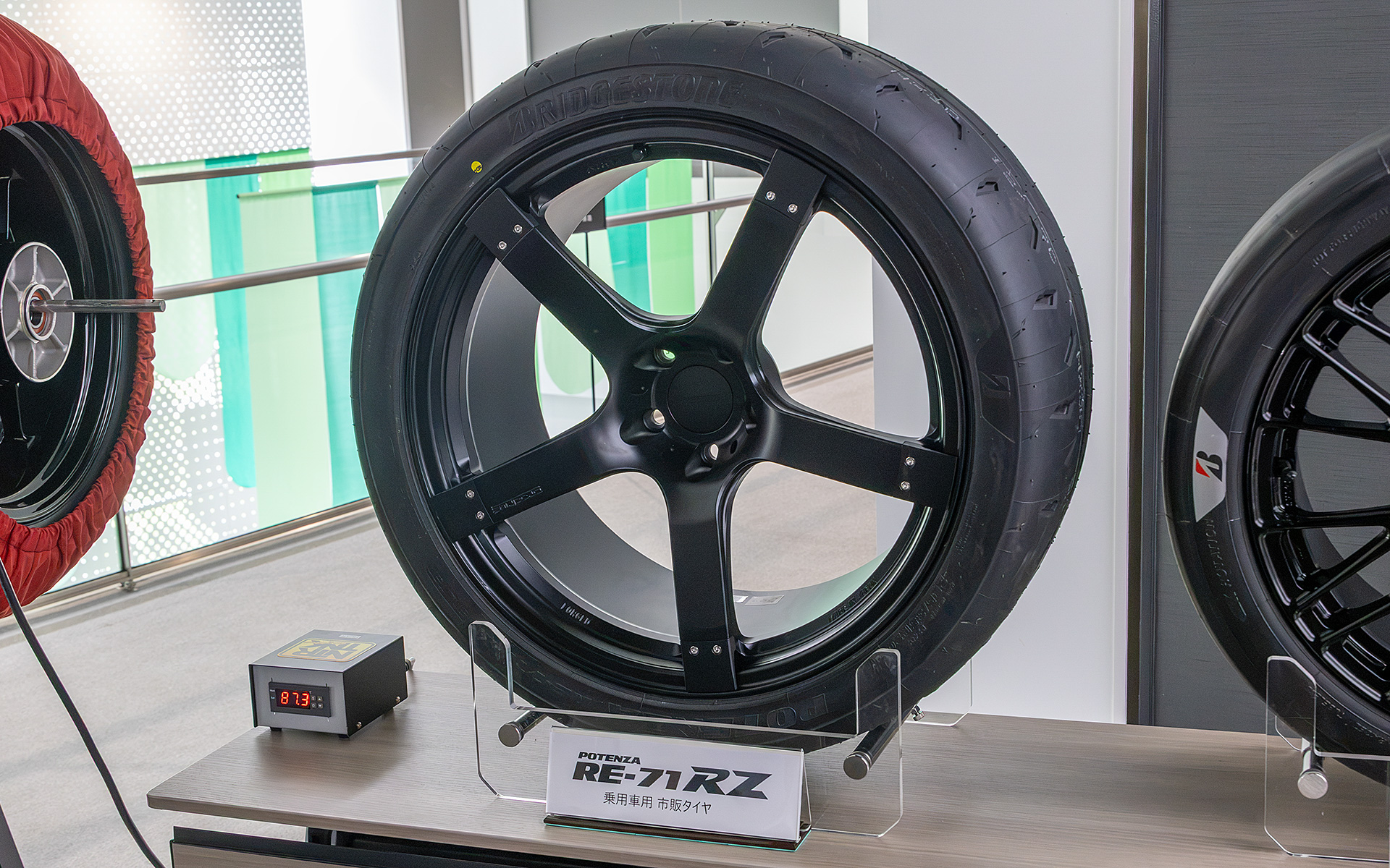 乗用車用の市販タイヤであるポテンザRE-71RZ。こちらは、バイオマスなど再生可能資源由来の原材料を用いた製品として「ISCC PLUS認証」を受けた製品となる