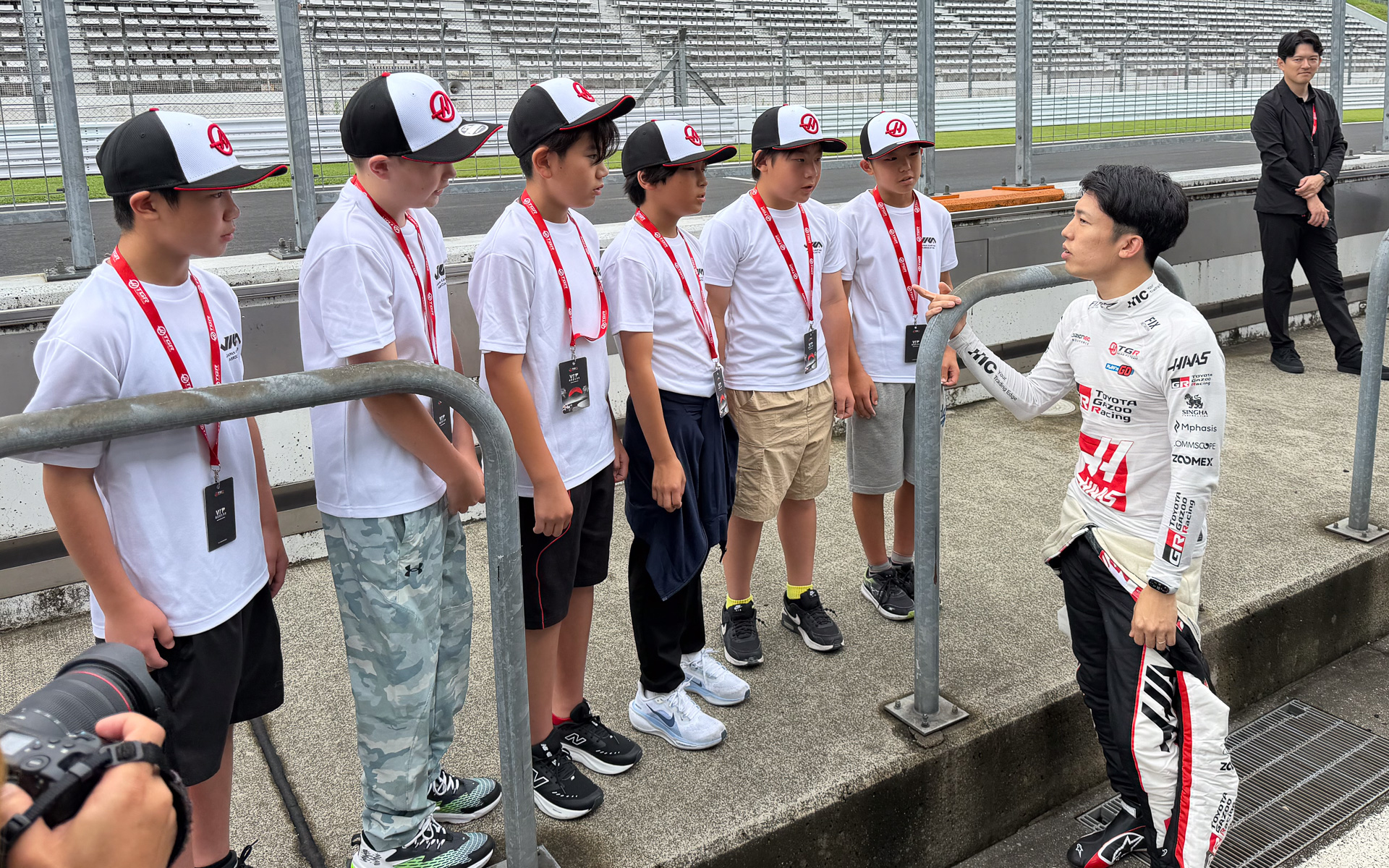 坪井選手はF1マシンの走行後、日本カート協会の招待者とコミュニケーション。日本のトップドライバーからF1の印象を直接聞ける