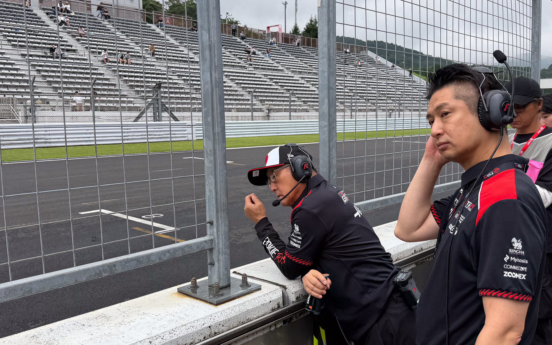 豊田会長は真剣にF1の走りを確認していた