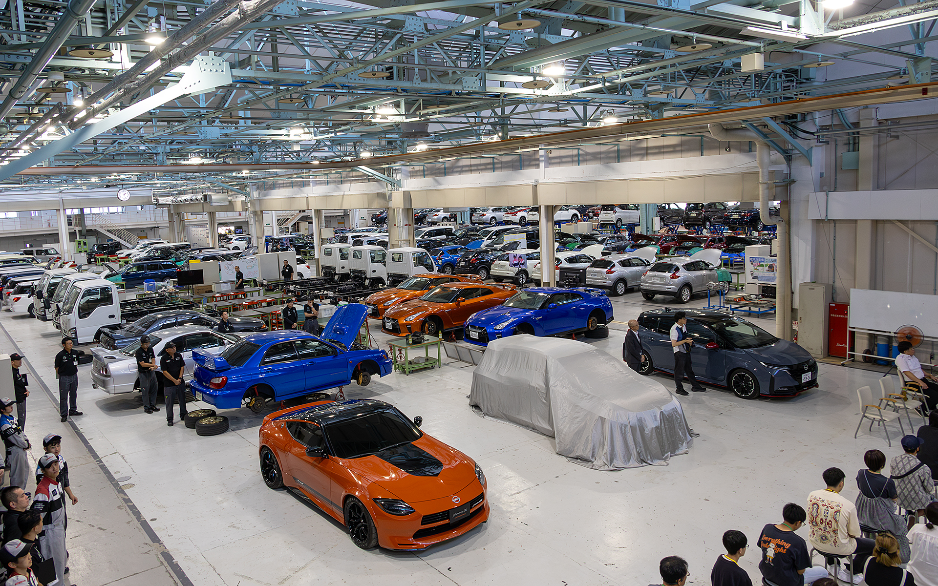 日産京都自動車大学校内にある、整備の実習を行なう工場。日産自動車の直系だけに多くの実習車両がある。このほかにも、まだたくさんあるそうだ
