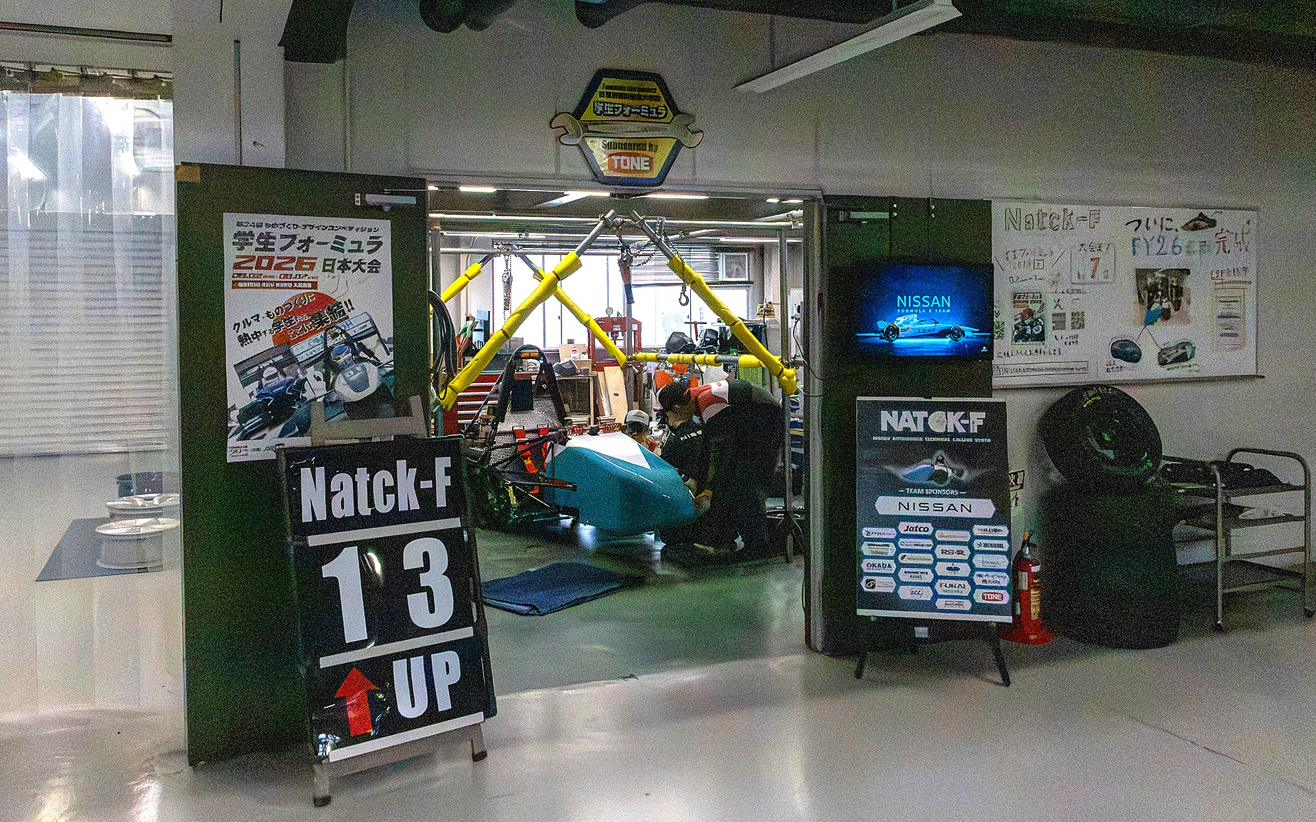 こちらは学生フォーミュラチームの作業部屋。日産京都自動車大学校は、リーフのシステムを使ったEVフォーミュラカーで参戦している。以前はノーマルECUを使用していたが、現在は学生さんたちによりECUのデータ変更まで行なっている
