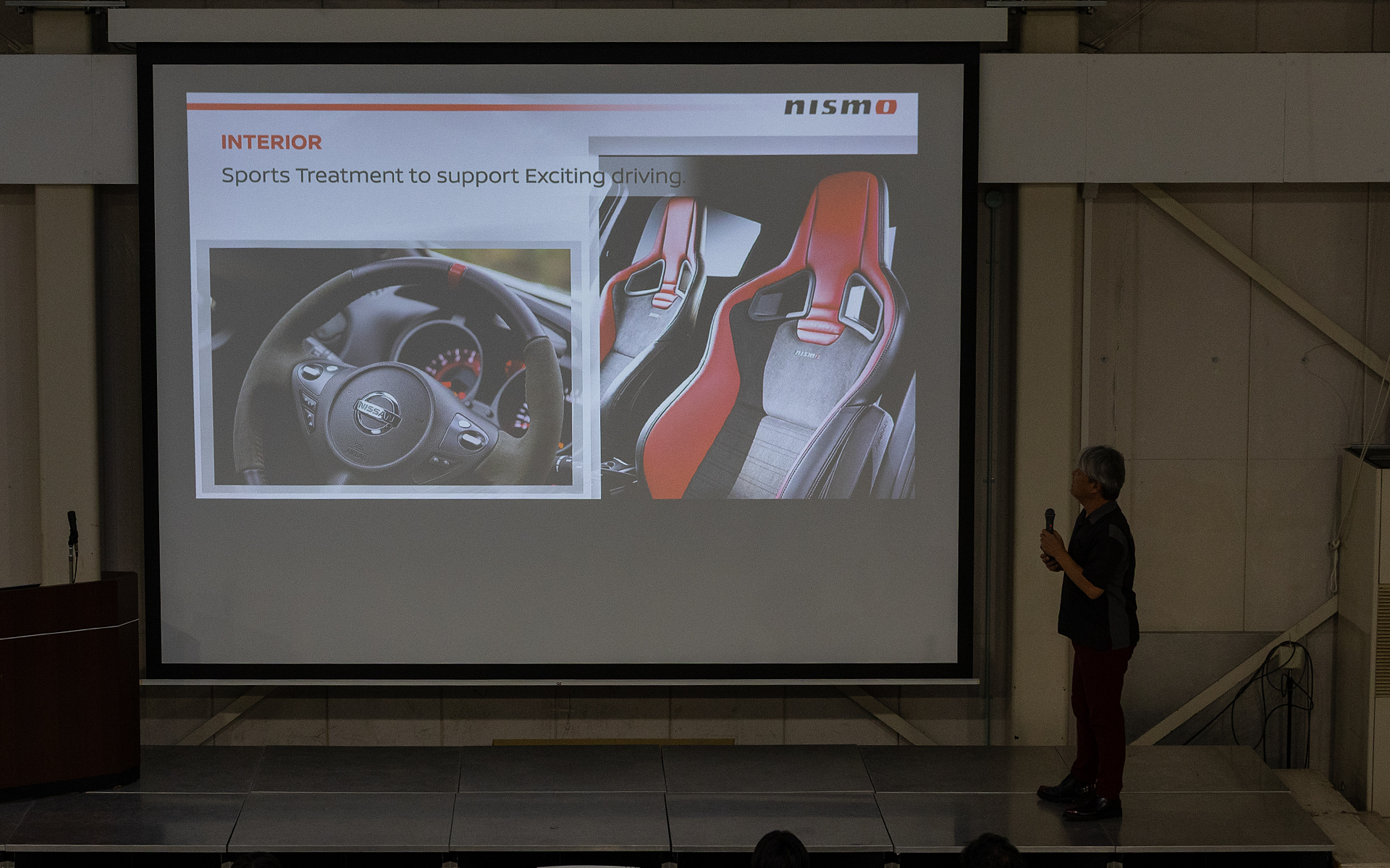 インテリアもドライビングをサポートすることを重視した作り。ステアリングやシートの素材は滑りにくいものにしているなどの解説が行なわれた