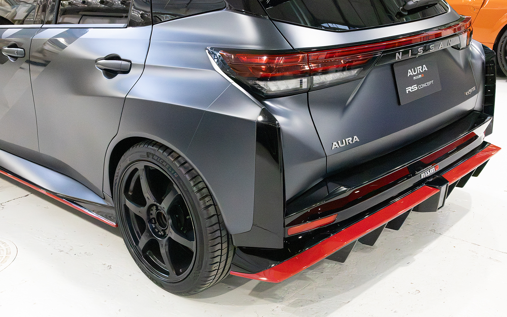 GT-R NISMOに採用されたリアのスプリッター。これにより、横に流れる空気を車体後方の遠くへ飛ばす効果がある。同時に、ルーフと車体下面からの風も、なるべく遠くに流れるようにしている