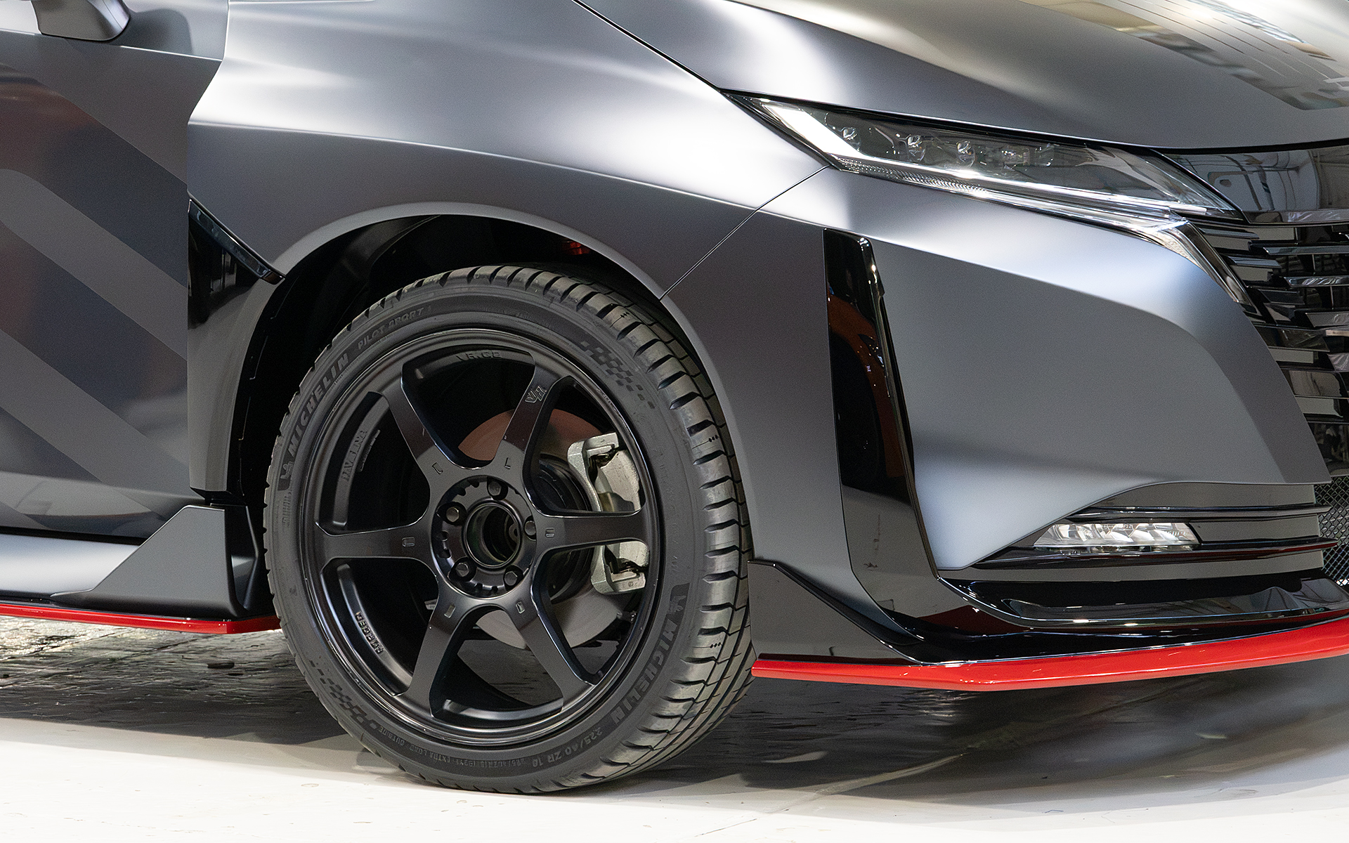 ホイールとブレーキが変更されていた。このあたりは車両重量や走りの性能に大きく関わるところなので、大きすぎても重量がありすぎてもよくないし、車両価格にも影響があるところだ。そのため、とりあえず大きければよいというわけではなく、「ここまでコンパクトにできる」という視点で考えてもらうのは、ユーザー目線ではありがたいこと
