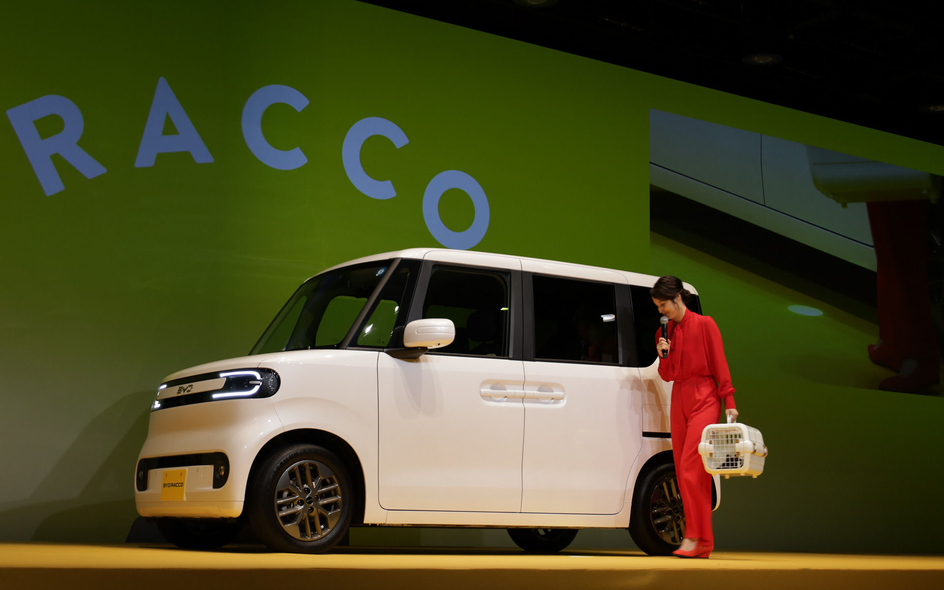 発表会場で電動スライドドアの機能を体験した広瀬アリスさん