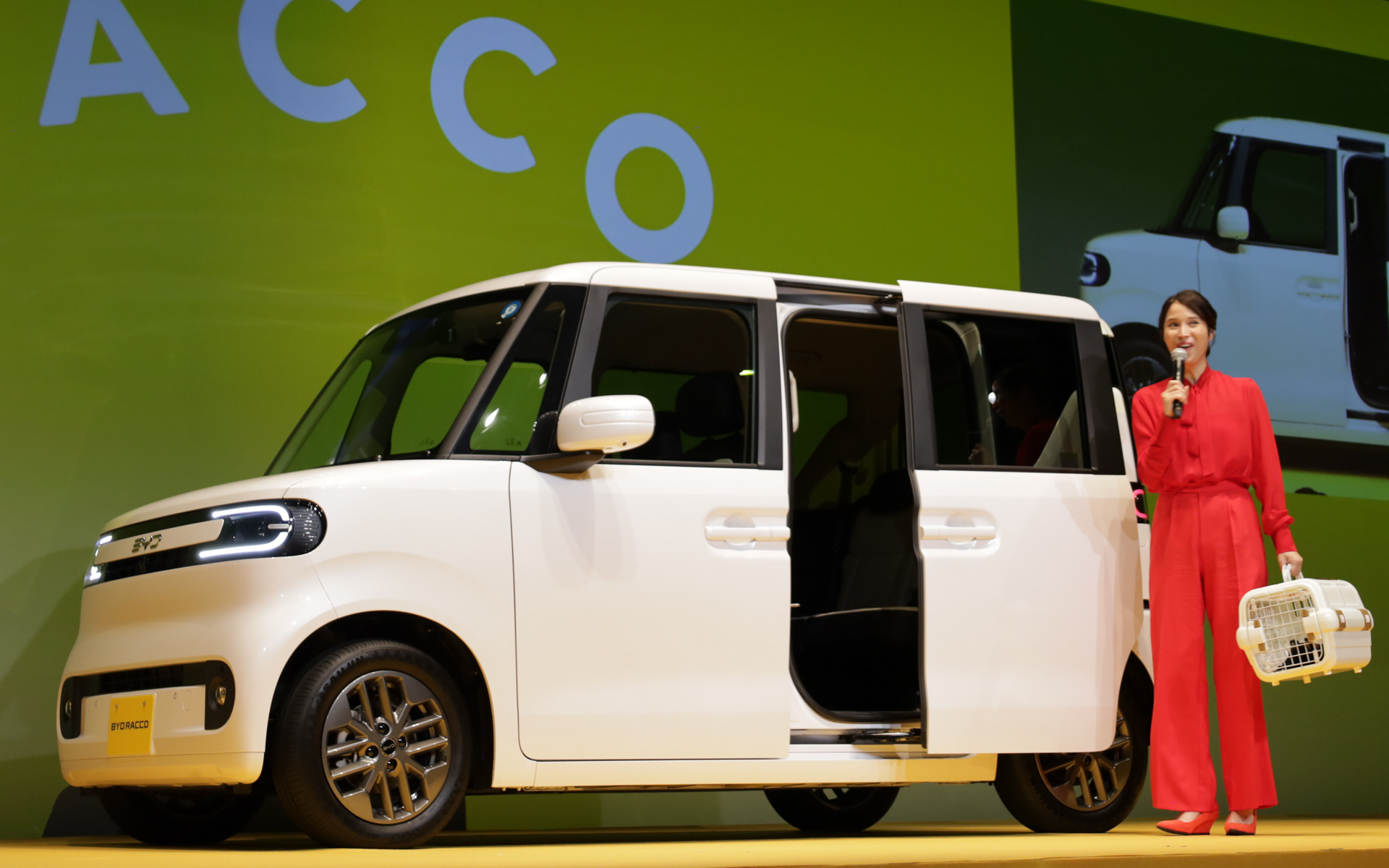 BYDが日本市場向けに専用設計した軽EV「ラッコ」発表会に登壇した広瀬アリスさん