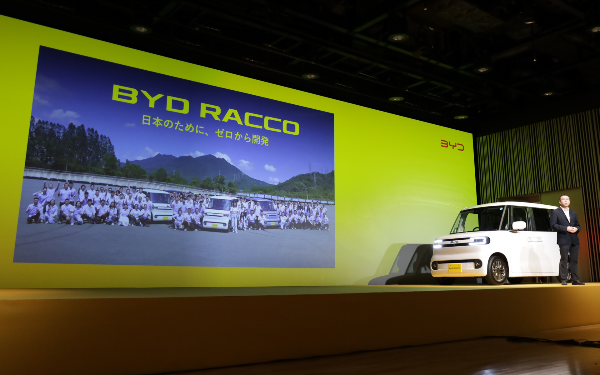 RACCOの技術骨格と新開発「X-PACK」について解説するBYDの楊歩益氏
