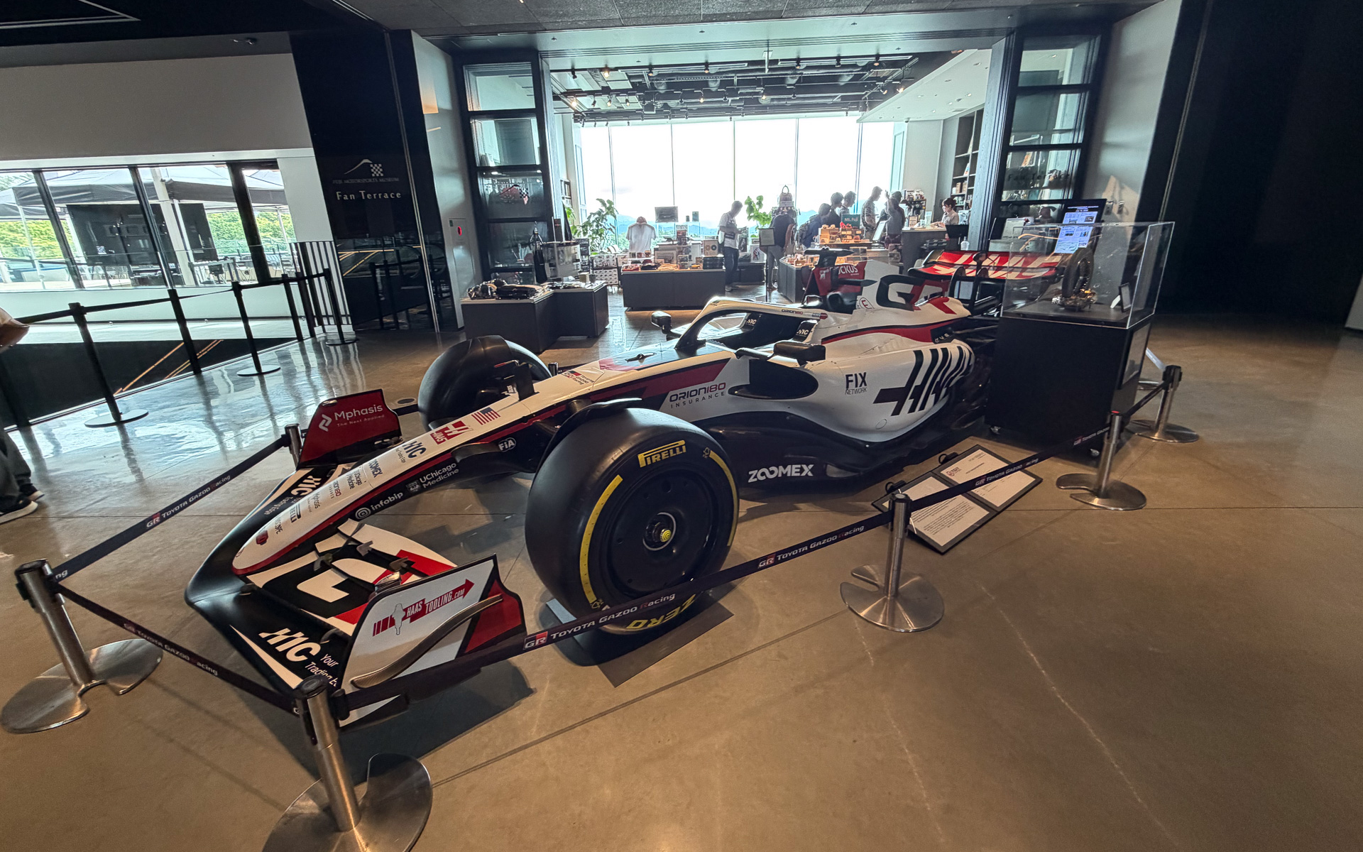 富士スピードウェイホテルのスーベニールショップ前には2025年のTPCで使用したハースF1を展示