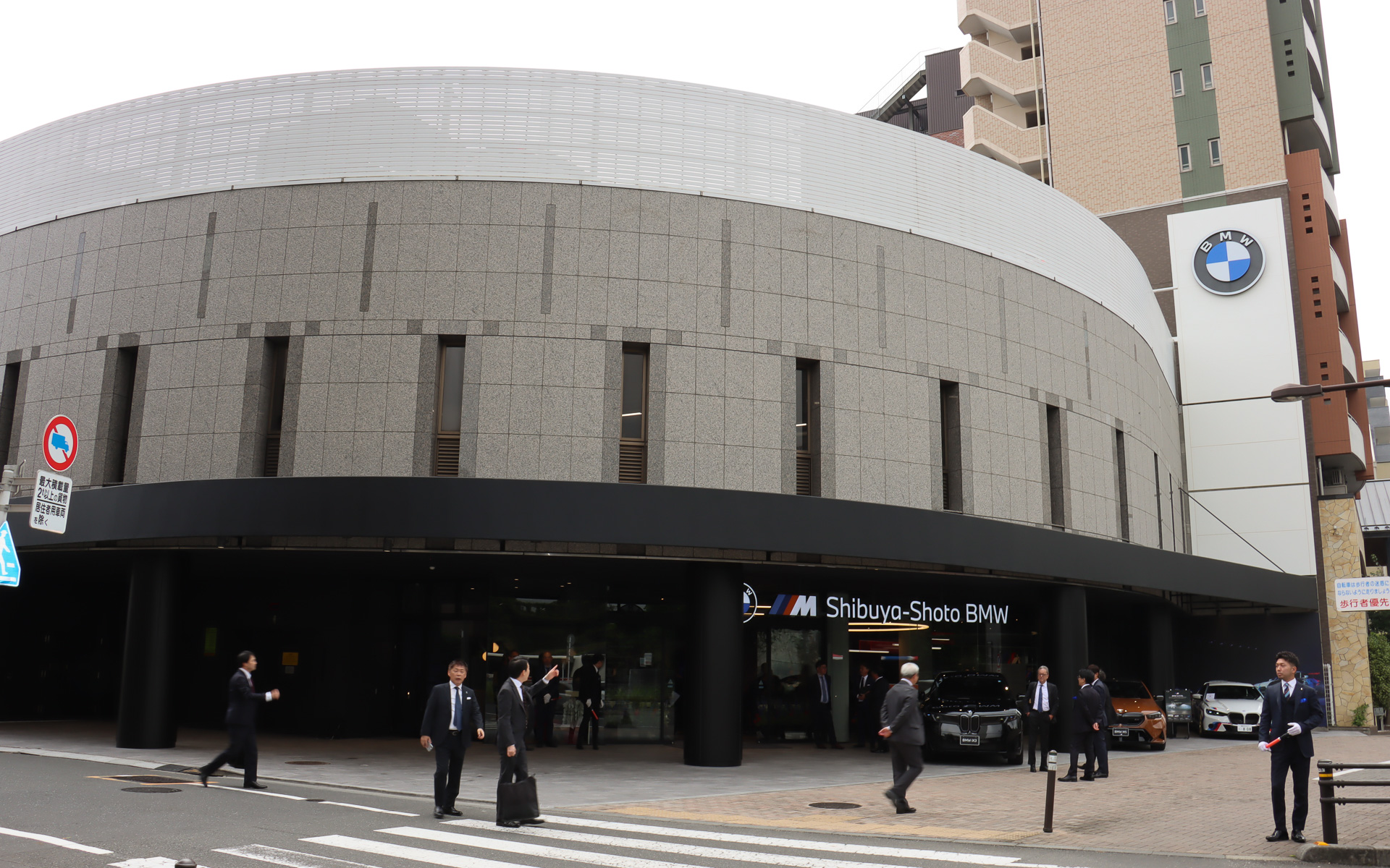 渋谷松濤 BMWの店舗外観