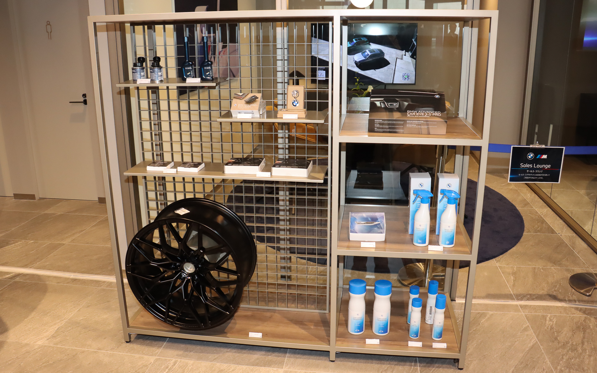 シュールームではBMW公式のアパレル製品や純正オプション品なども展示・販売