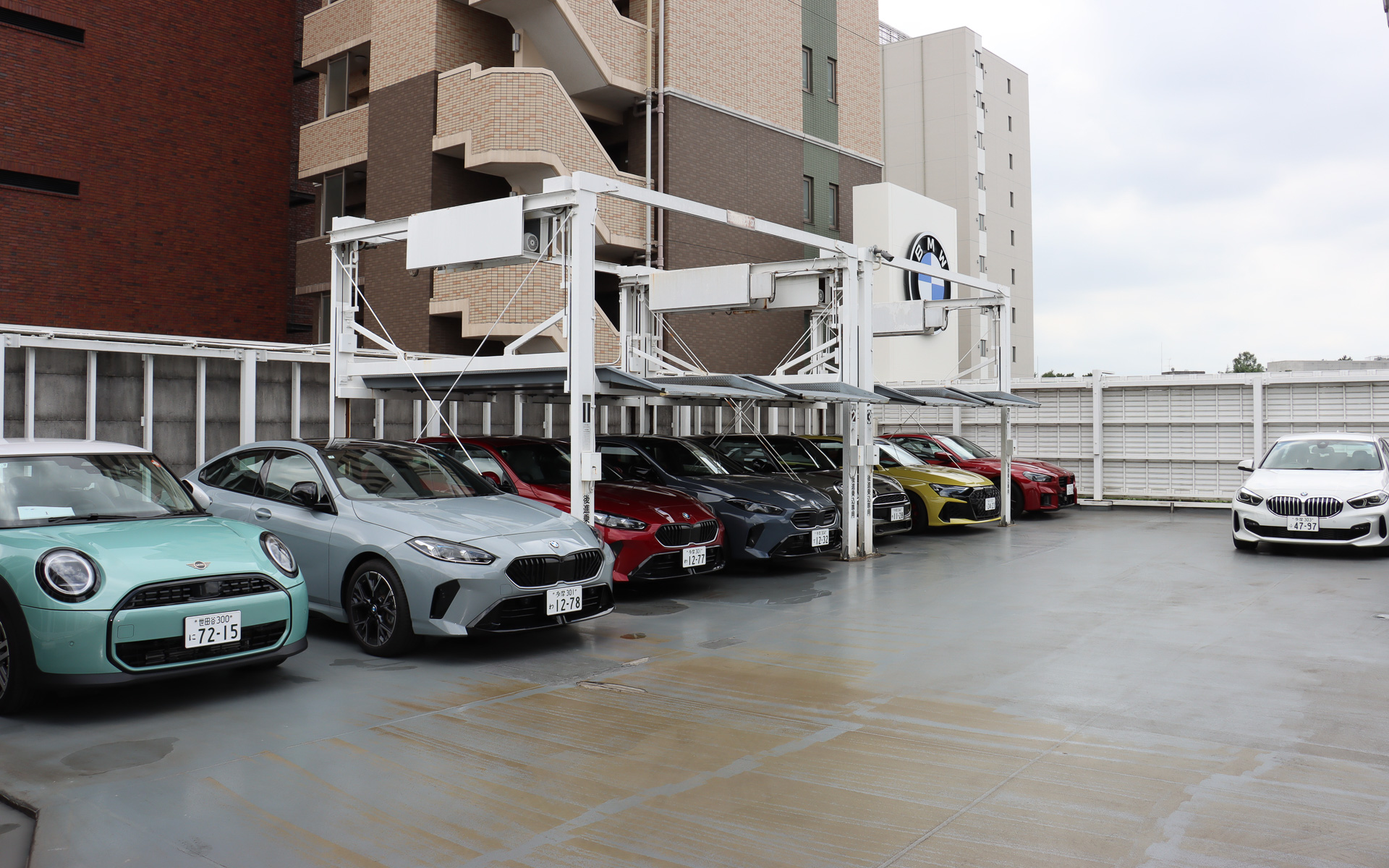 来場者向けの駐車場は屋上に用意され、15台を収容可能