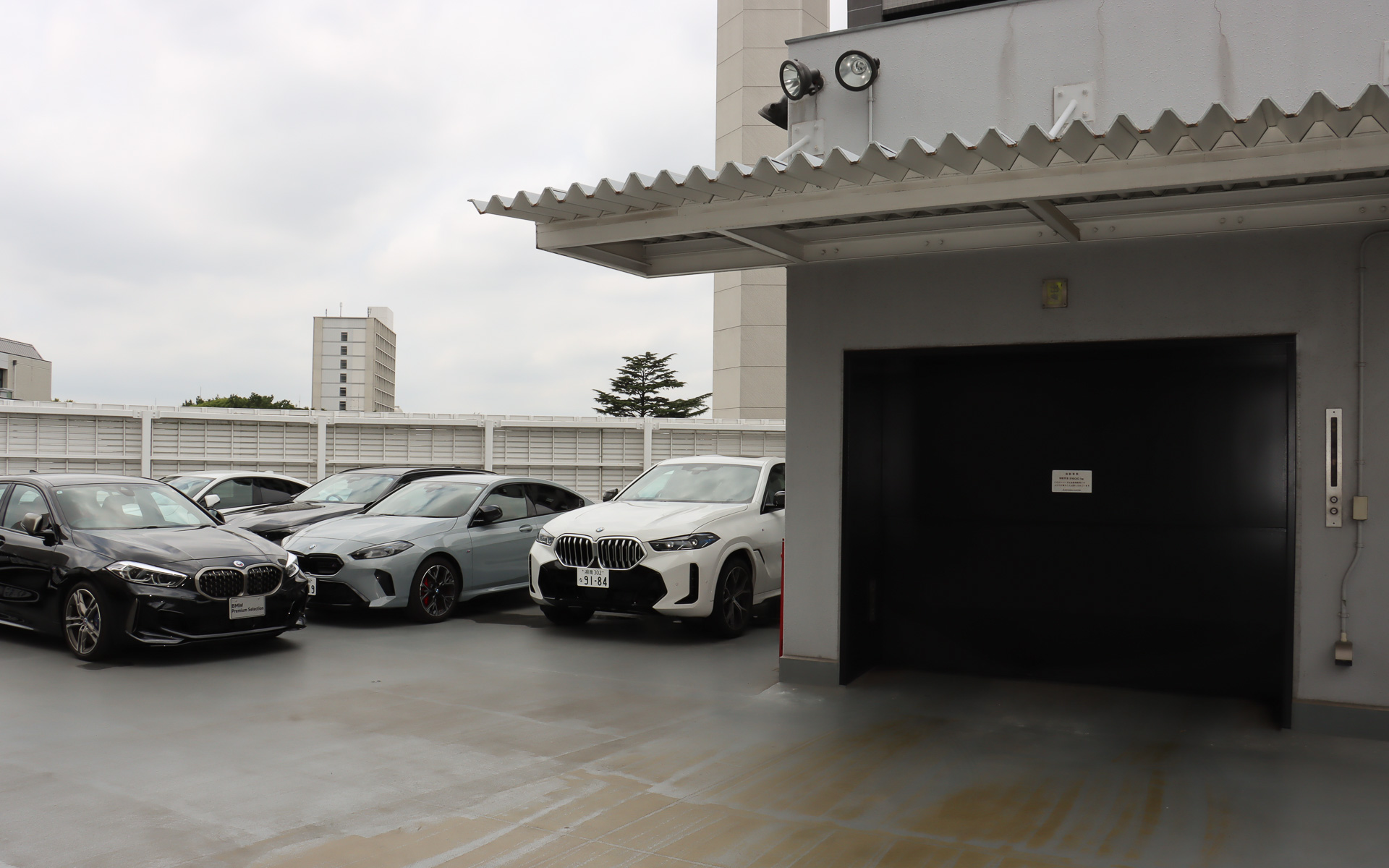 来場者向けの駐車場は屋上に用意され、15台を収容可能
