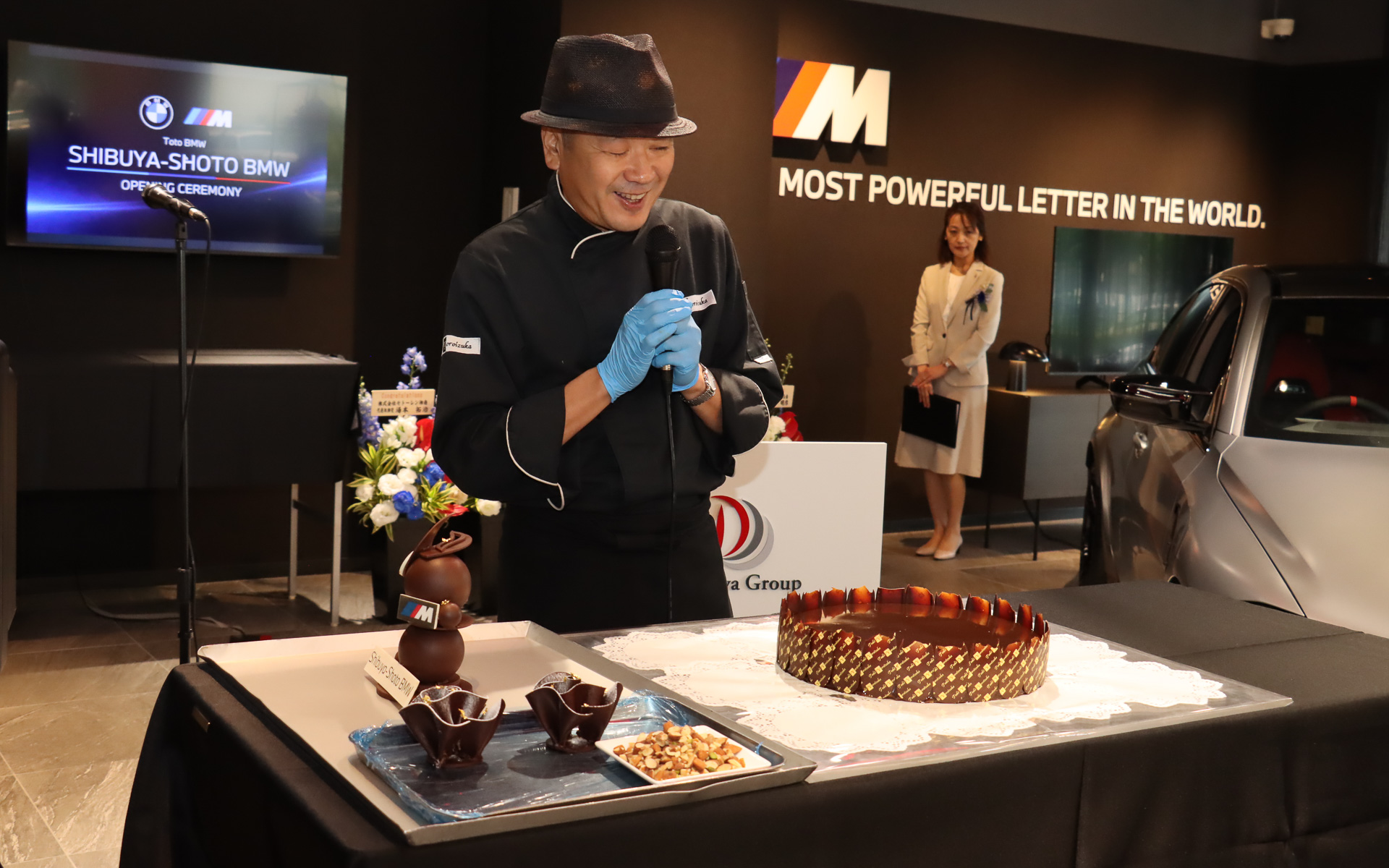 先に仕上げていた土台にチョコレート製の飾りやナッツ類などを乗せていく