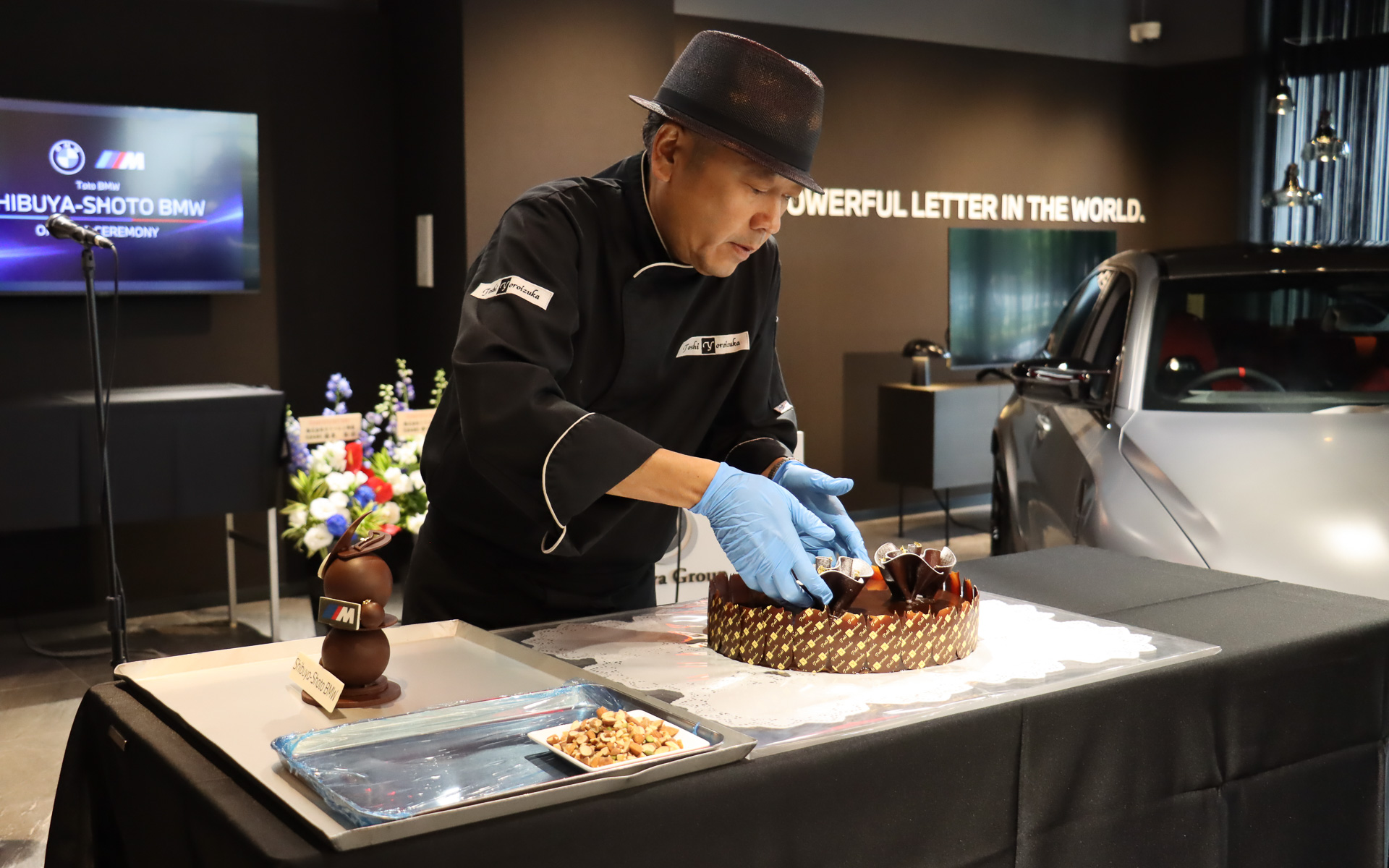 先に仕上げていた土台にチョコレート製の飾りやナッツ類などを乗せていく