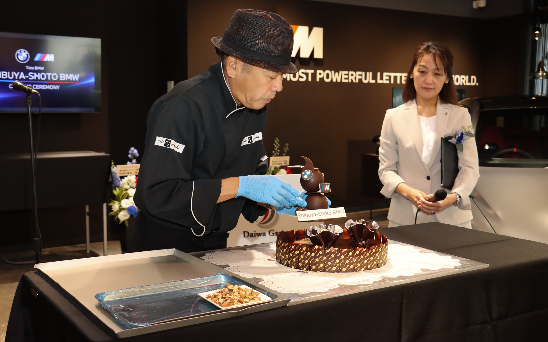 先に仕上げていた土台にチョコレート製の飾りやナッツ類などを乗せていく