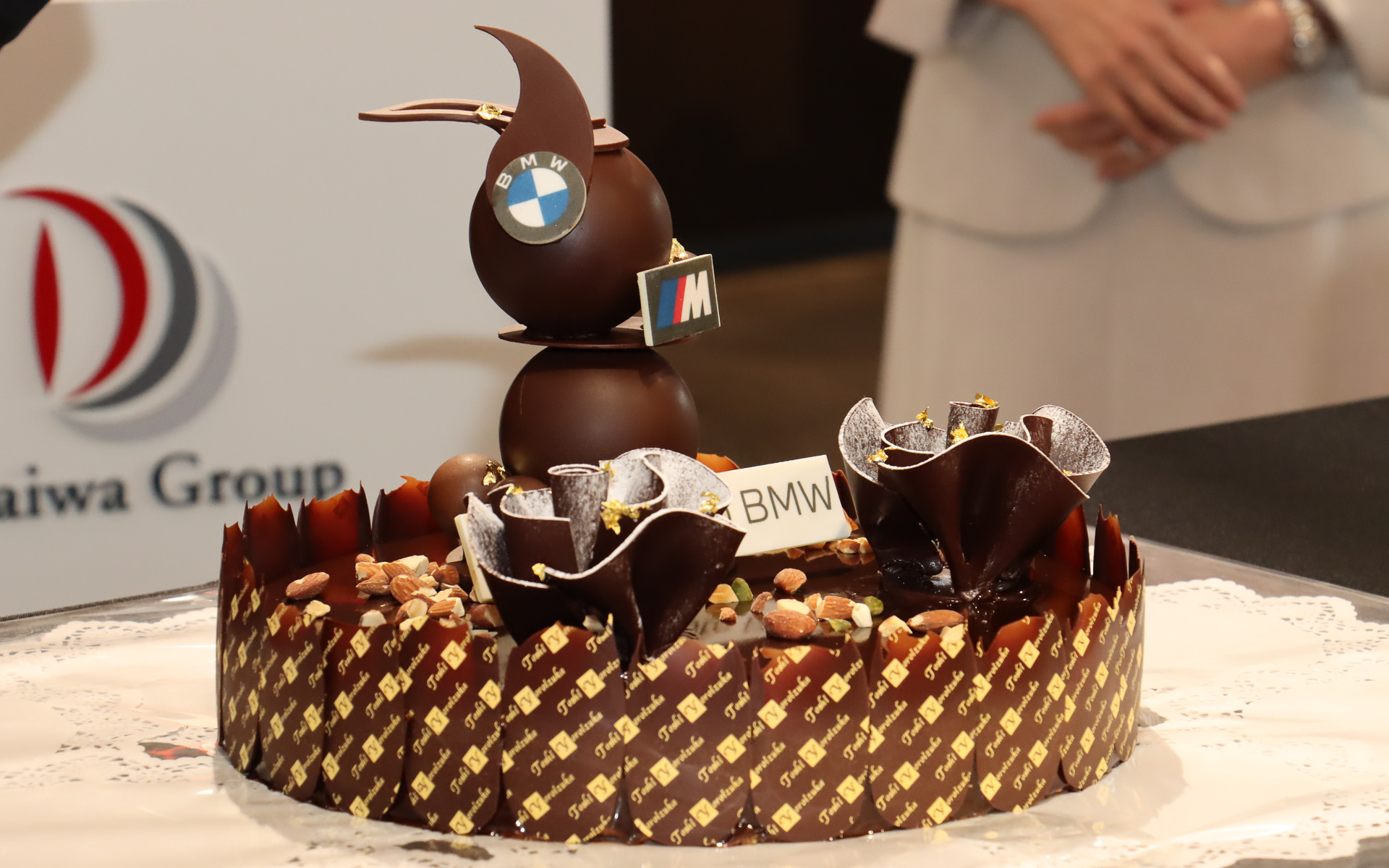 先に仕上げていた土台にチョコレート製の飾りやナッツ類などを乗せていく