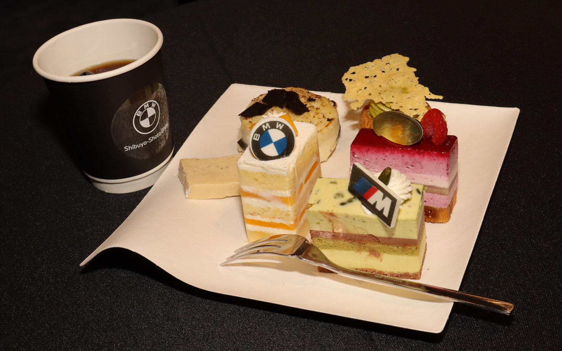 ケーキにはBMWやMのロゴマークを再現したチョコレートプレートも添えられている