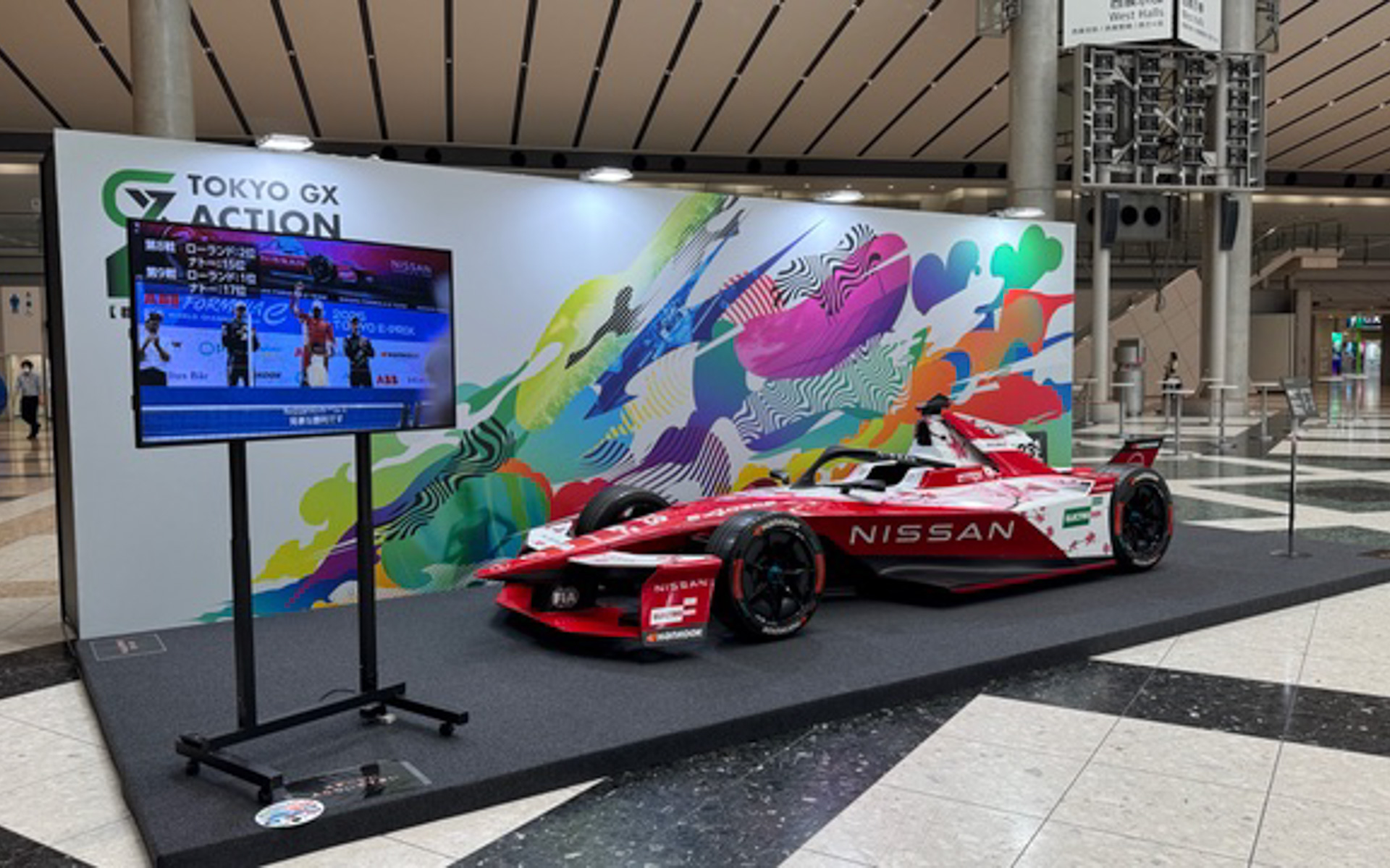 東京ビッグサイトの西ホールに展示されていた、昨シーズンのニッサン・フォーミュラEチームのマシン。「Gen3 Evo」から四輪駆動が解禁され、タイヤのグリップもますますアップして、F1マシンを置き去りにするほどの蹴り出しになっているそうです