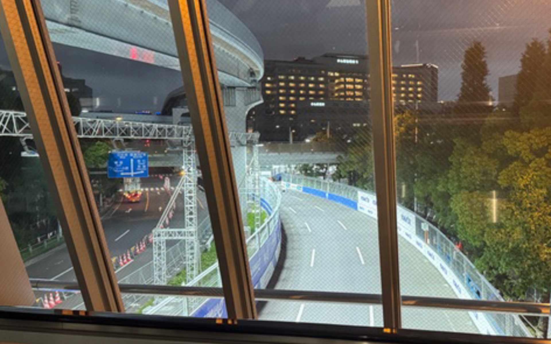 有明地区の道路を封鎖……と聞いてもあまりピンとこないかもしれませんが、東京ビッグサイトの通路から見下ろすとこんな感じで、ちゃんとサーキットになってるんだなぁと実感できました