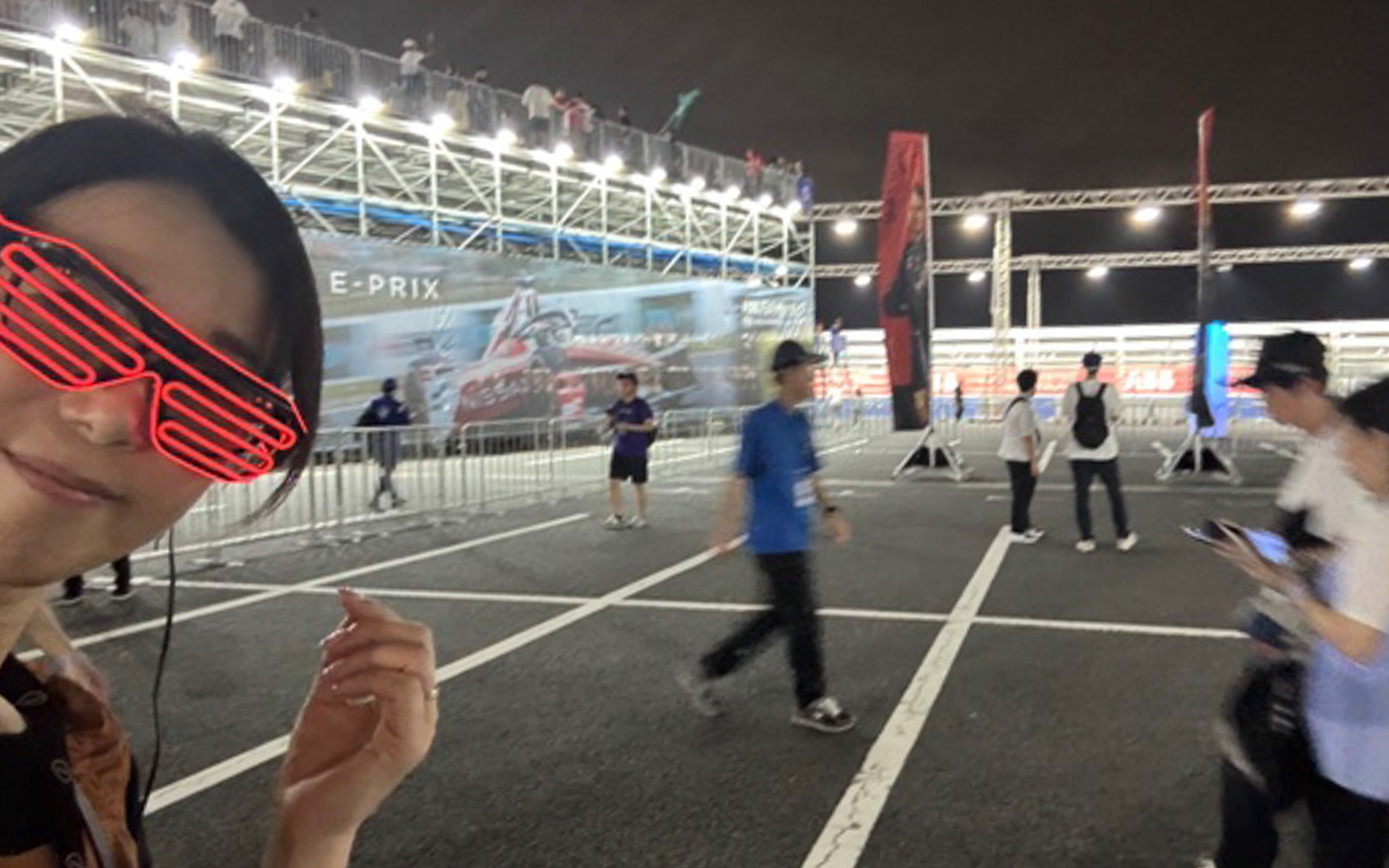 日産ファンブースで配布された光るサングラスがもう、すごく目立ってお祭り気分アゲアゲ（笑）。みんなでかけて盛り上がりました