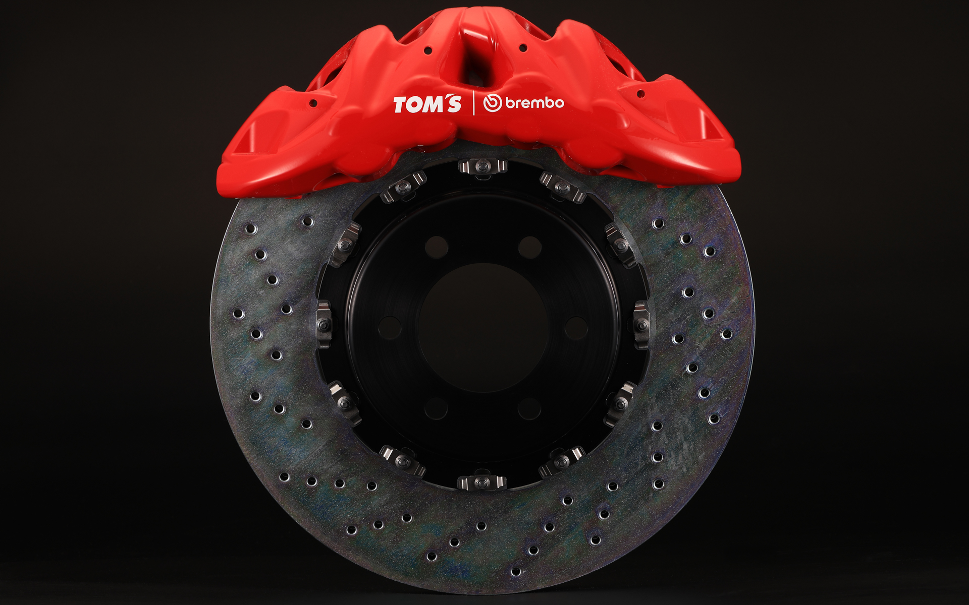 ベースとなるGT｜BMは、ブレンボの最新アップグレードブレーキシステムで、革新的な4D鋳造モノブロックキャリパーを採用し、高い剛性と軽量化を実現。さらに内部流体チャンネル構造や、2ピースフローティングローター、ステンレスメッシュブレーキホースなどを組み合わせることで、高い放熱性能と優れたブレーキフィールを実現した