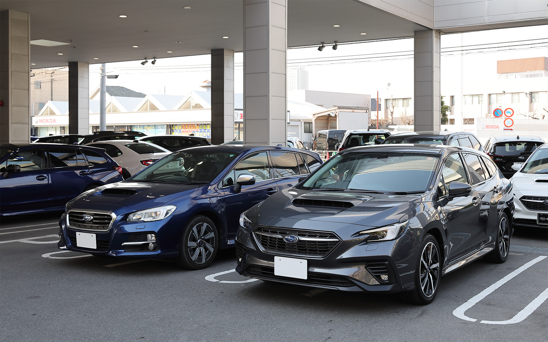 2025年に現行型に乗り換えました。寂しさと嬉しさが同居する納車日はこれまでのVM型と新しいVN型がそろう唯一の日ですので、記念写真を1枚