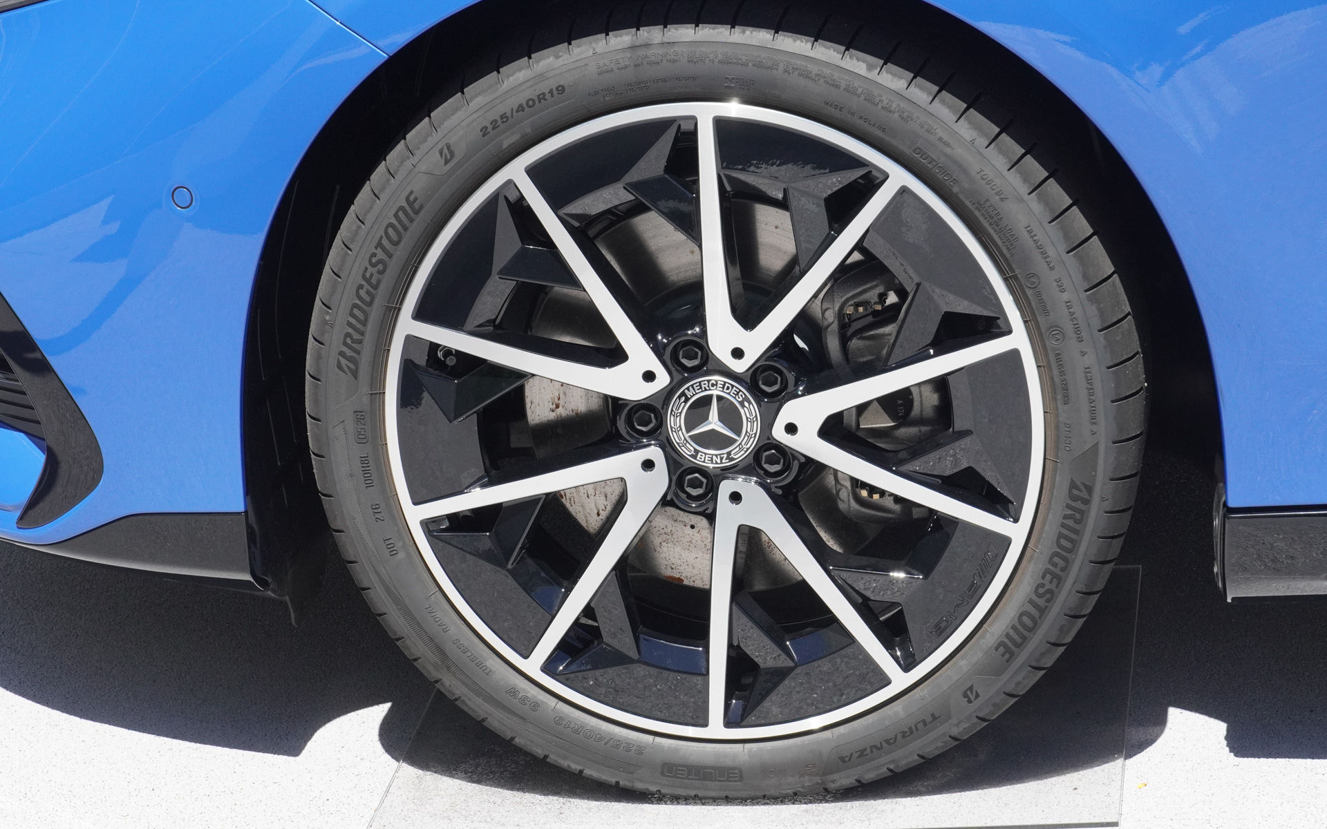 今回展示車はすべてオプションの19インチ AMGアルミホイールを装着