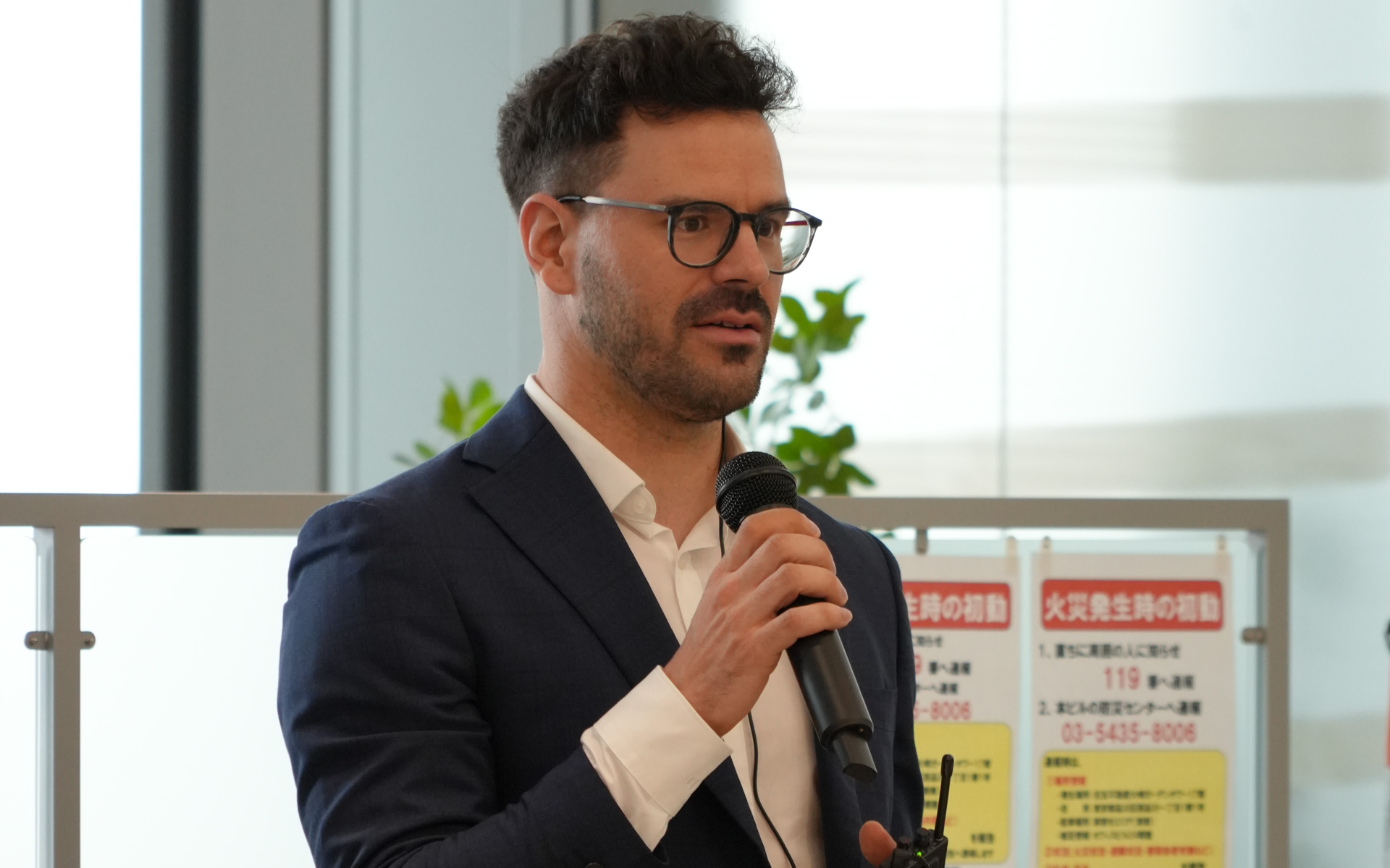 グループ統合による顧客・社会への価値創出について回答する三菱ふそうのフロリアン・ローシュ氏