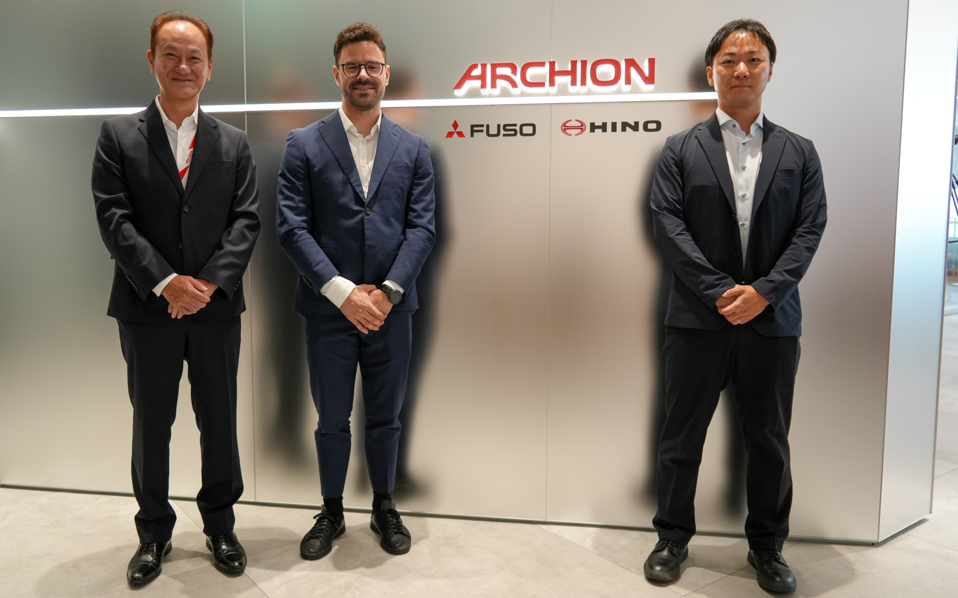 左からARCHION株式会社 CDO（Chief Digital Officer） 萩原恭太郎氏、三菱ふそうトラック・バス株式会社 モビリティトランスフォーメーション コネクティビティ&デジタルサービス 部長 フロリアン・ローシュ氏、日野コンピューターシステム株式会社 ソリューション推進部 部長 重藤崇志氏