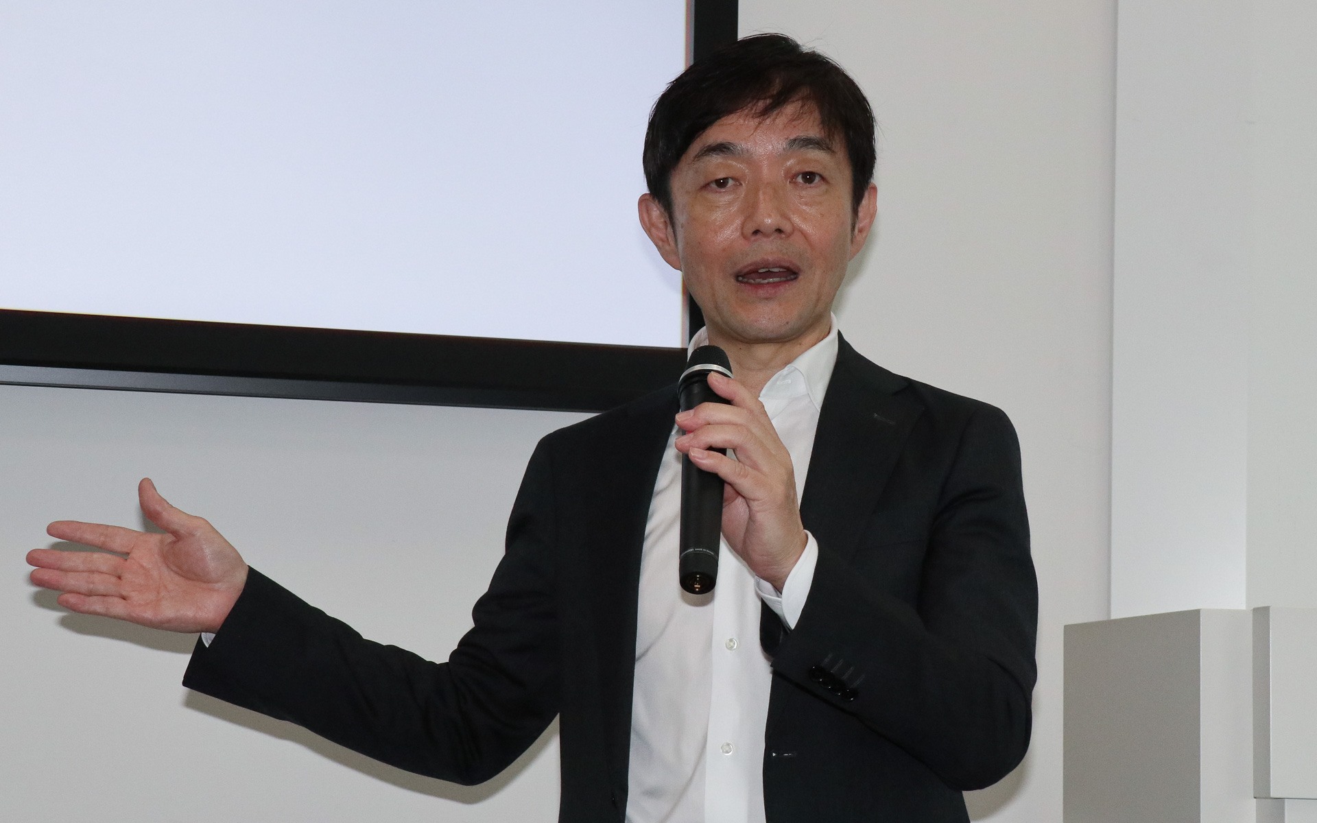 質疑応答で取材陣からの質問に答える山口氏