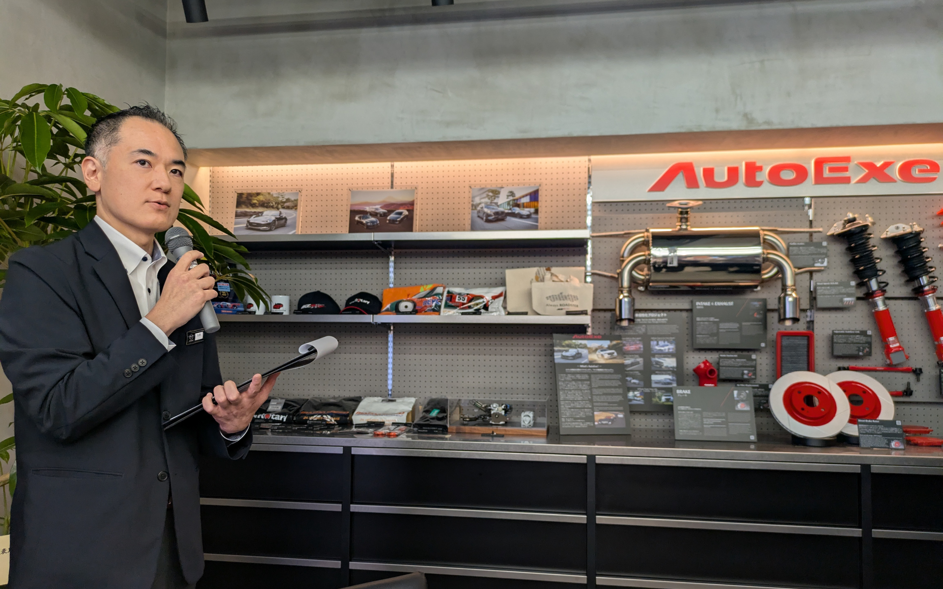 MAZDA HERITAGE SPACE FUKAGAWAの店内を案内する矢野店長