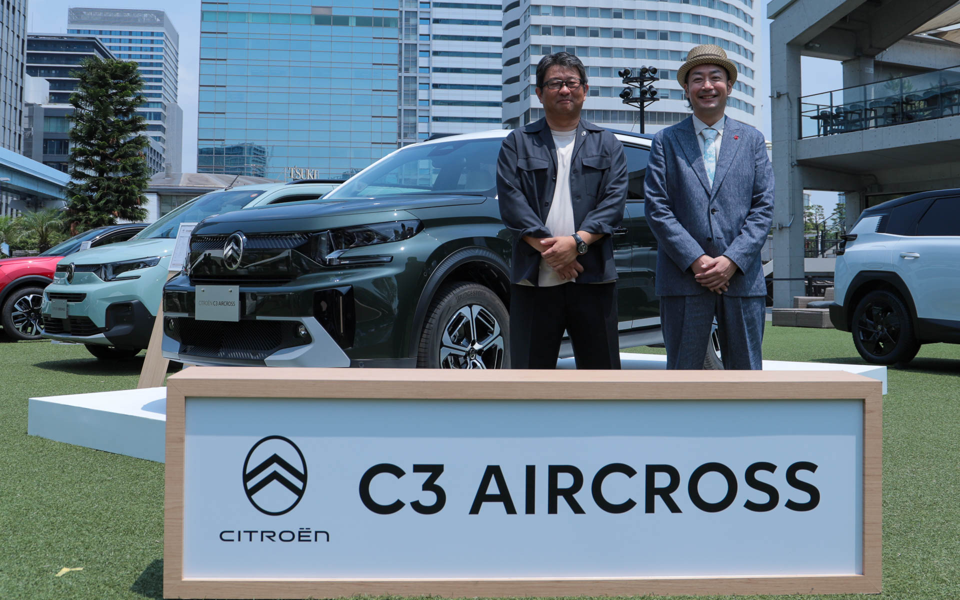 新型「C3 エアクロス」とStellantisジャパン株式会社 代表取締役社長 成田仁氏（左）と、同フレンチブランド事業部長 小川隼平氏（右）