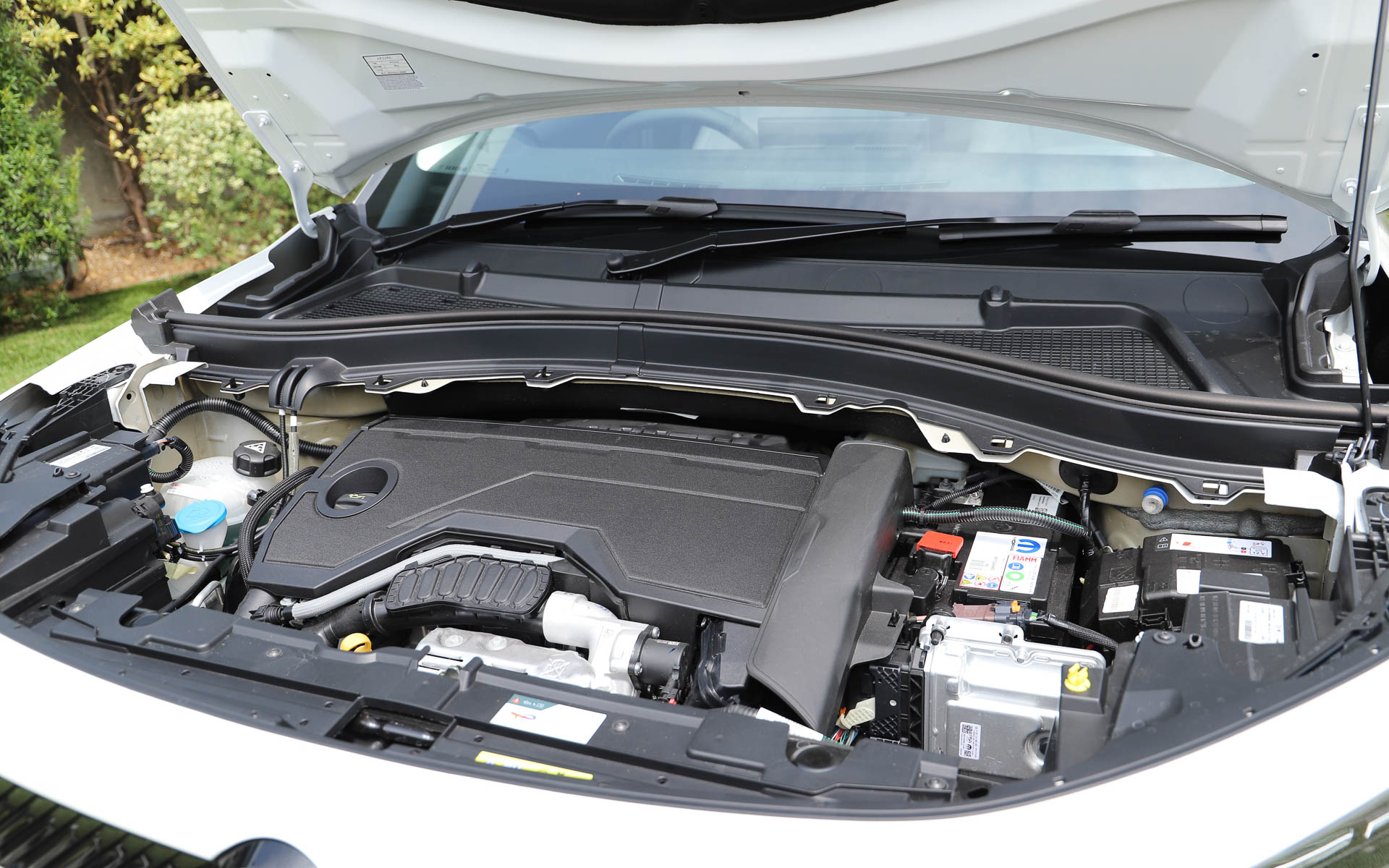 最高出力100kW（136PS）/5500rpm、最大トルク230Nm/1750rpmを発生する直列3気筒DOHC 1.2リッターターボエンジンに、最高出力15kW（20PS）/4264rpm、最大トルク51Nm/750-2499rpmを発生するモーターを採用する48Vマイルドハイブリッドシステムを組み合わせる。トランスミッションは6速AT。WLTCモード燃費は19.6km/Lを達成