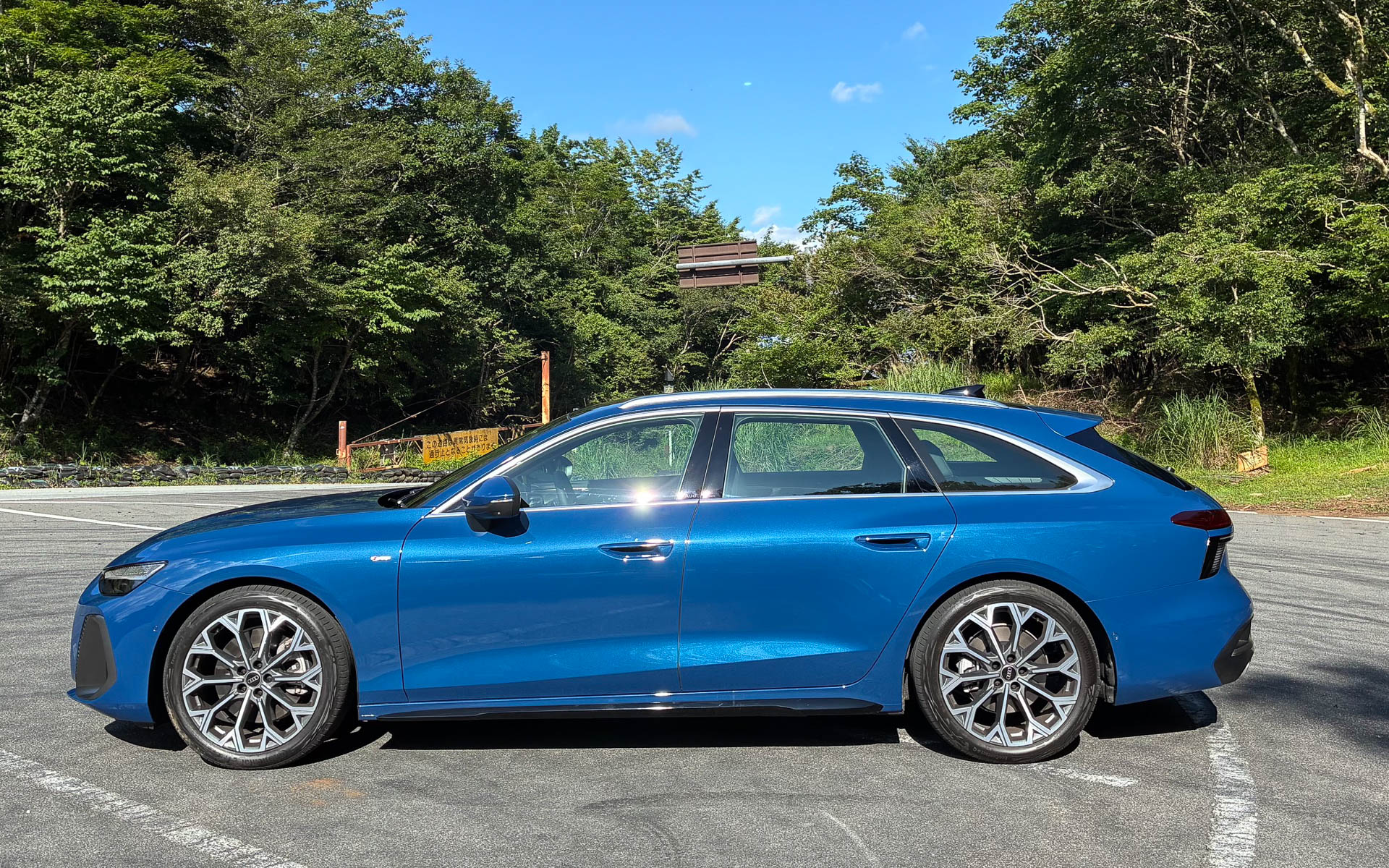 アウディ・A6 アバントは、アウディ・100からの伝統の傾斜の強いDピラーが特徴