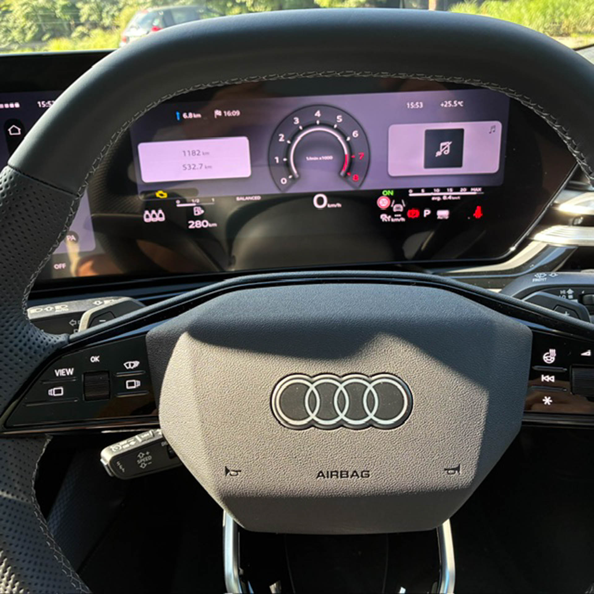 運転席から見ると、メーターとハンドルの2つを重ねないようにする位置は限られる