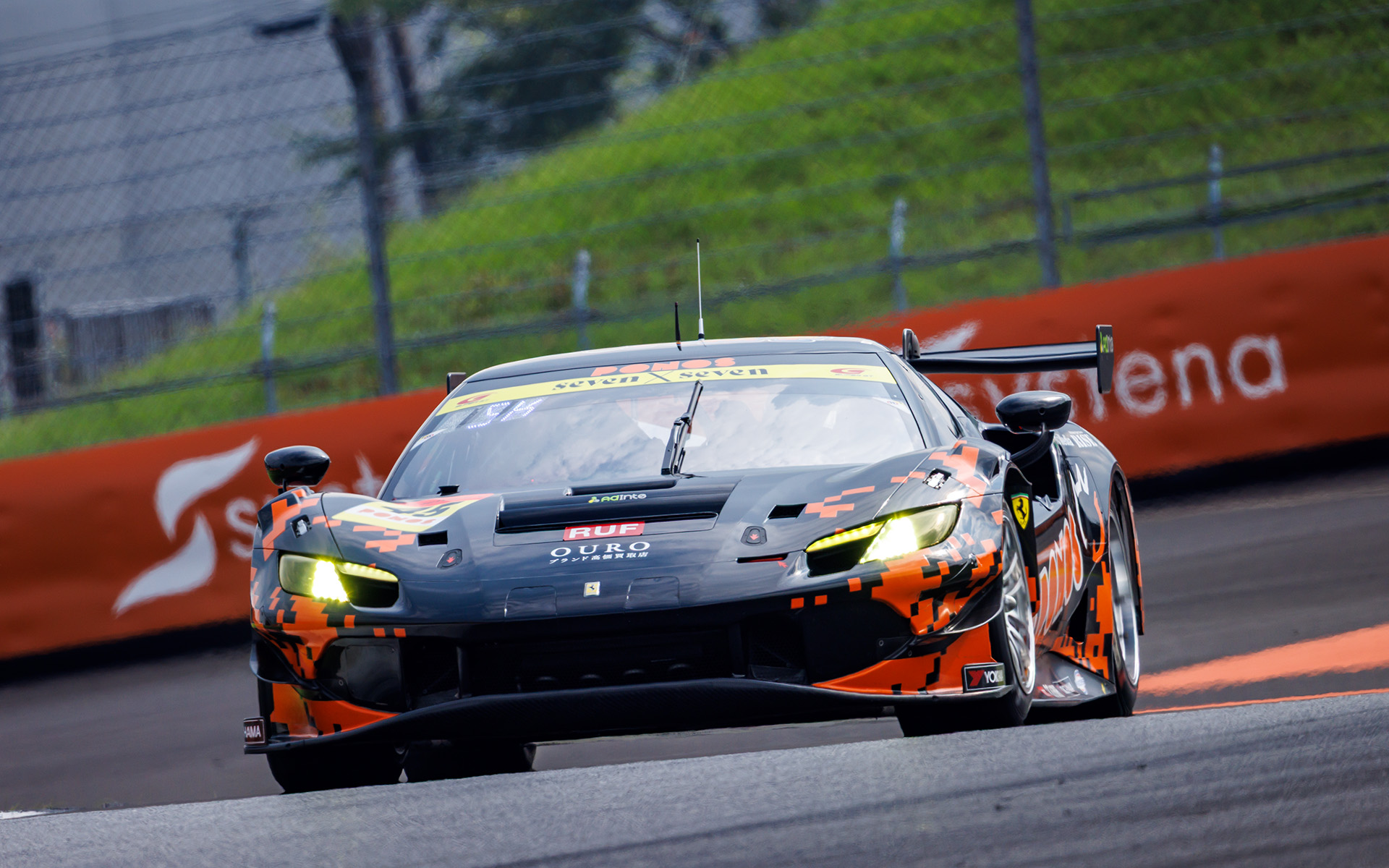 GT300予選1位の45号車 PONOS FERRARI 296 EVO（篠原拓朗/川端伸太朗組、YH）