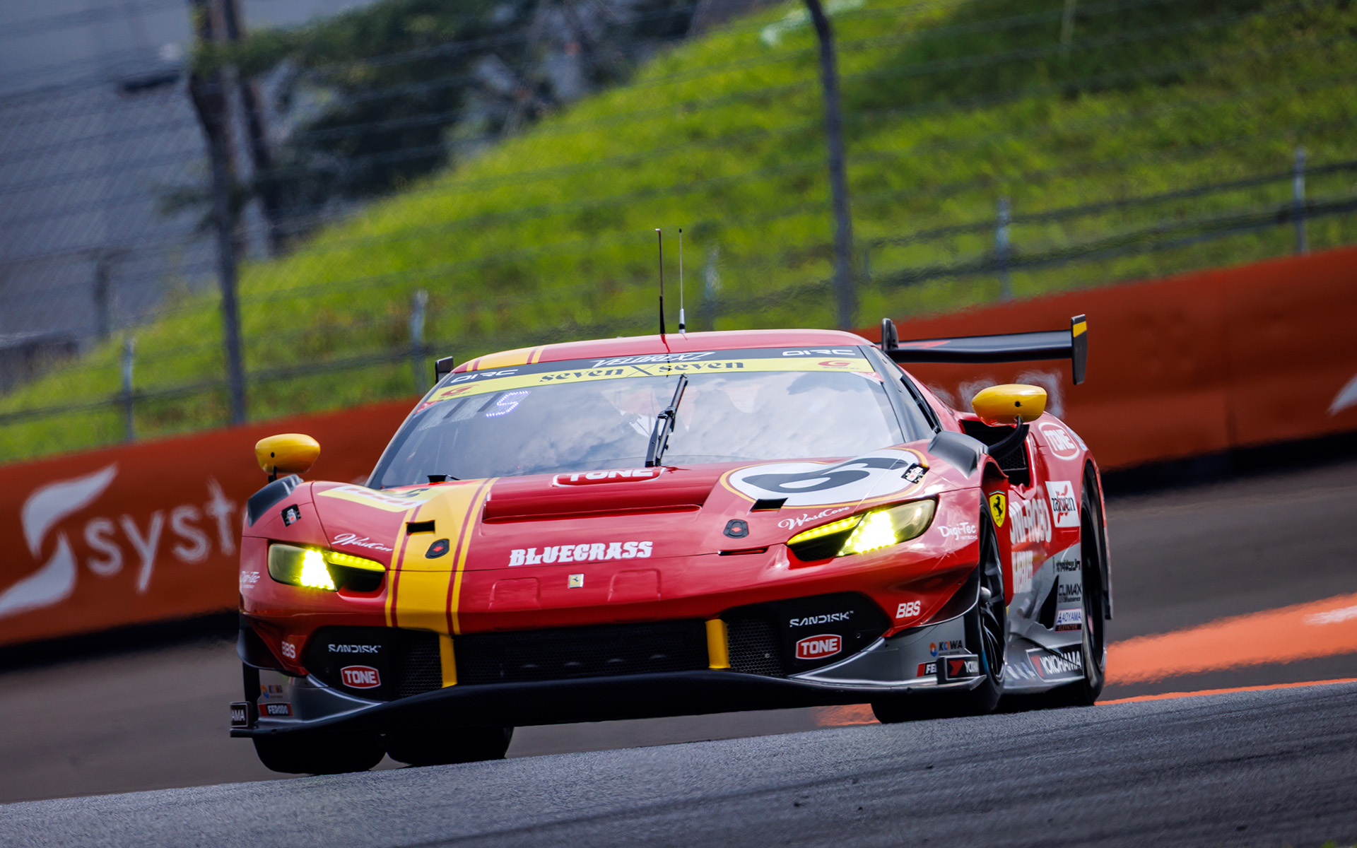 GT300予選3位の6号車 UNI-ROBO BLUEGRASS FERRARI（片山義章/ニクラス・クルッテン組、YH）