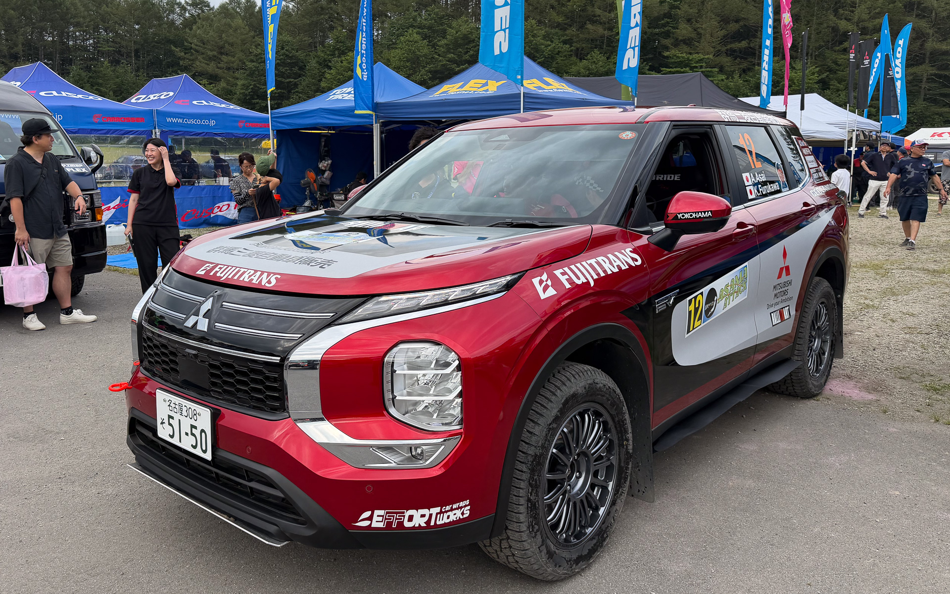 静かにコースに向かう三菱 アウトランダーPHEV。群馬三菱からエントリーしていた