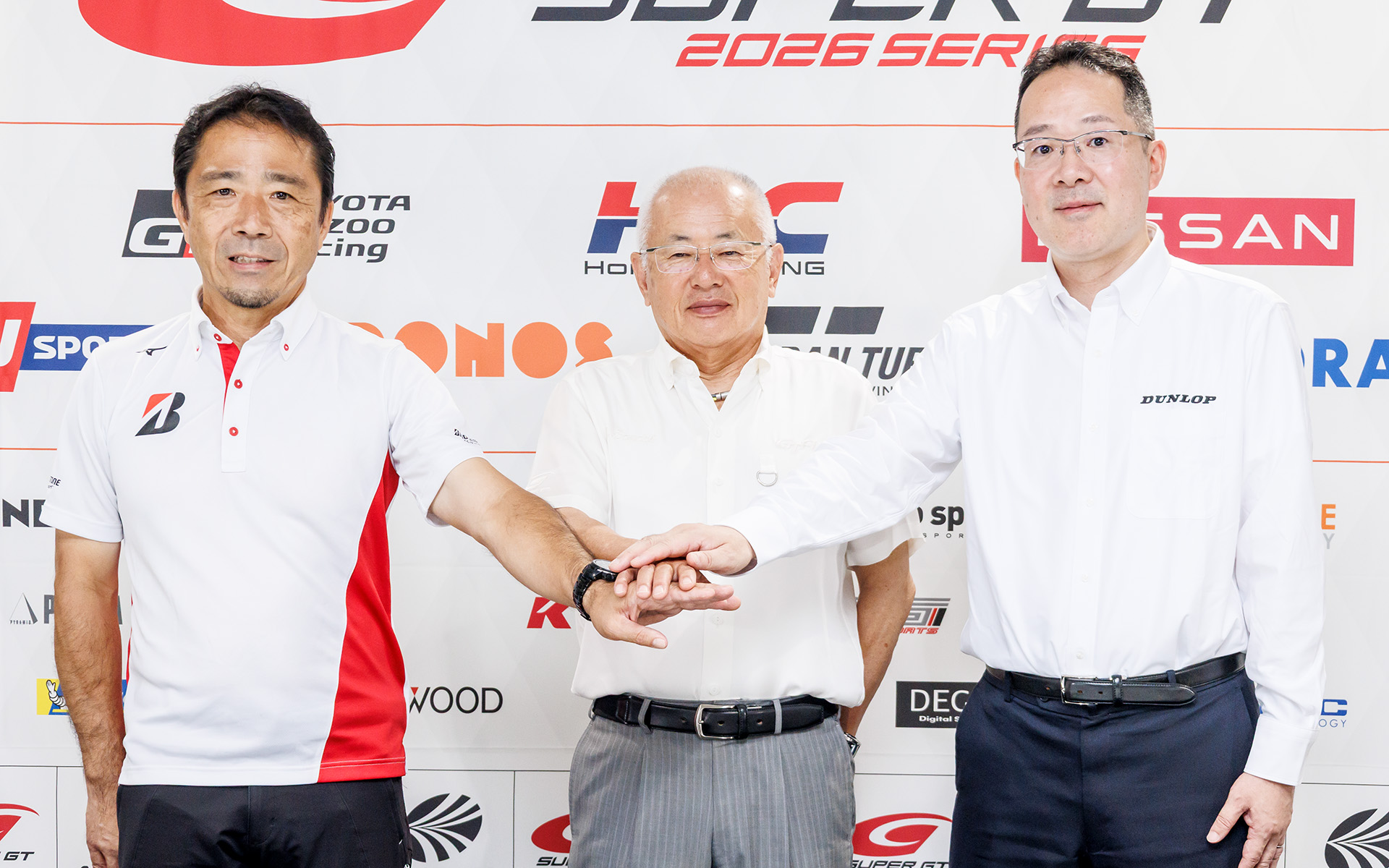 スーパーGTは2027年シーズンのタイヤワンメイクについて発表。坂東正明代表（中央）は、GT500に供給するブリヂストンのモータースポーツ推進部門長 内田達也氏（左）、GT300に供給するダンロップ（住友ゴム工業）の取締役 常務執行役員 津崎正浩氏（右）