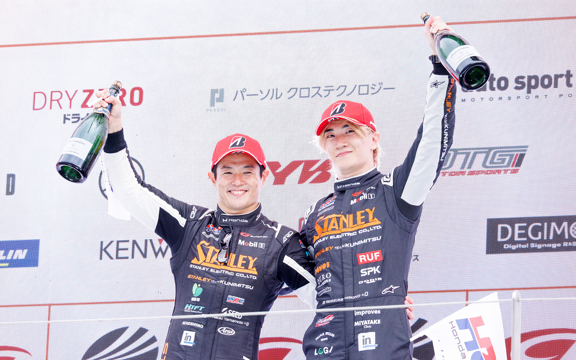 ホンダの「プレリュードGT」に初優勝をもたらした山本尚貴選手（左）と牧野任祐選手（右）